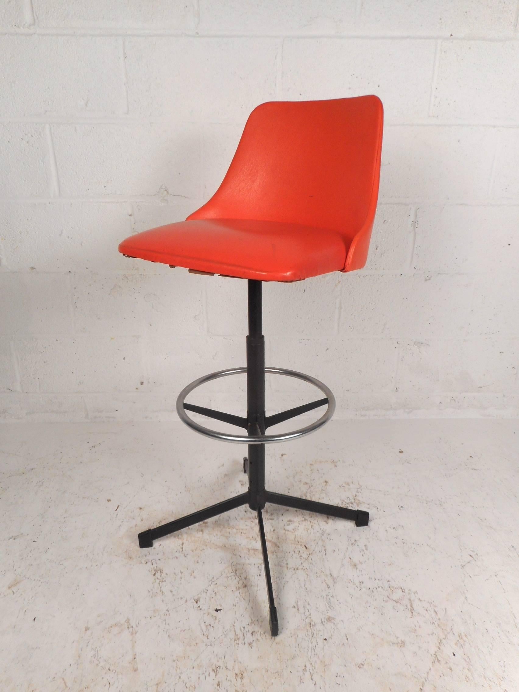 Set of Four Mid-Century Modern Swivel Bar Stools In Good Condition In Brooklyn, NY