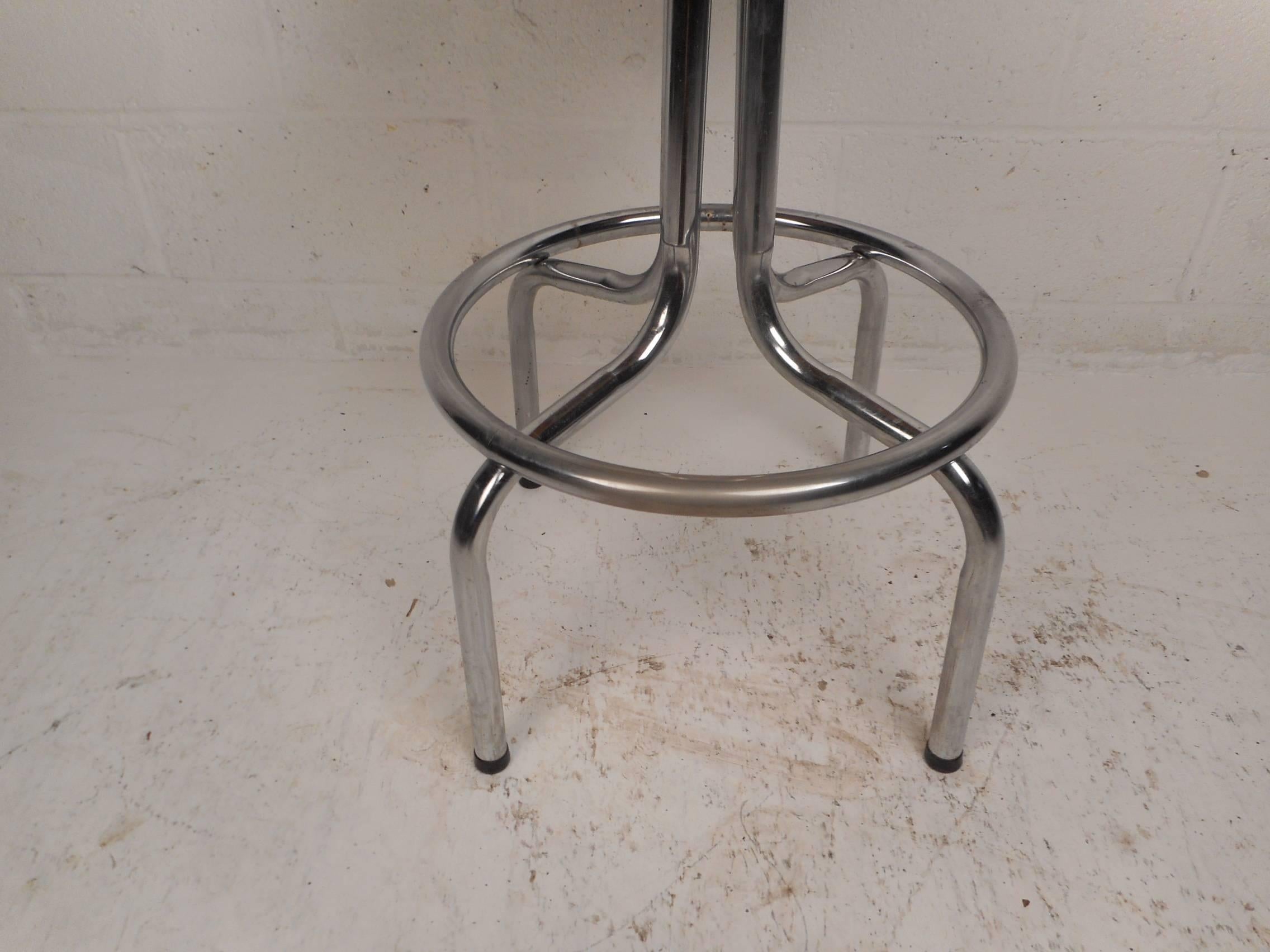 Set of Four Mid-Century Modern Swivel Bar Stools In Good Condition In Brooklyn, NY