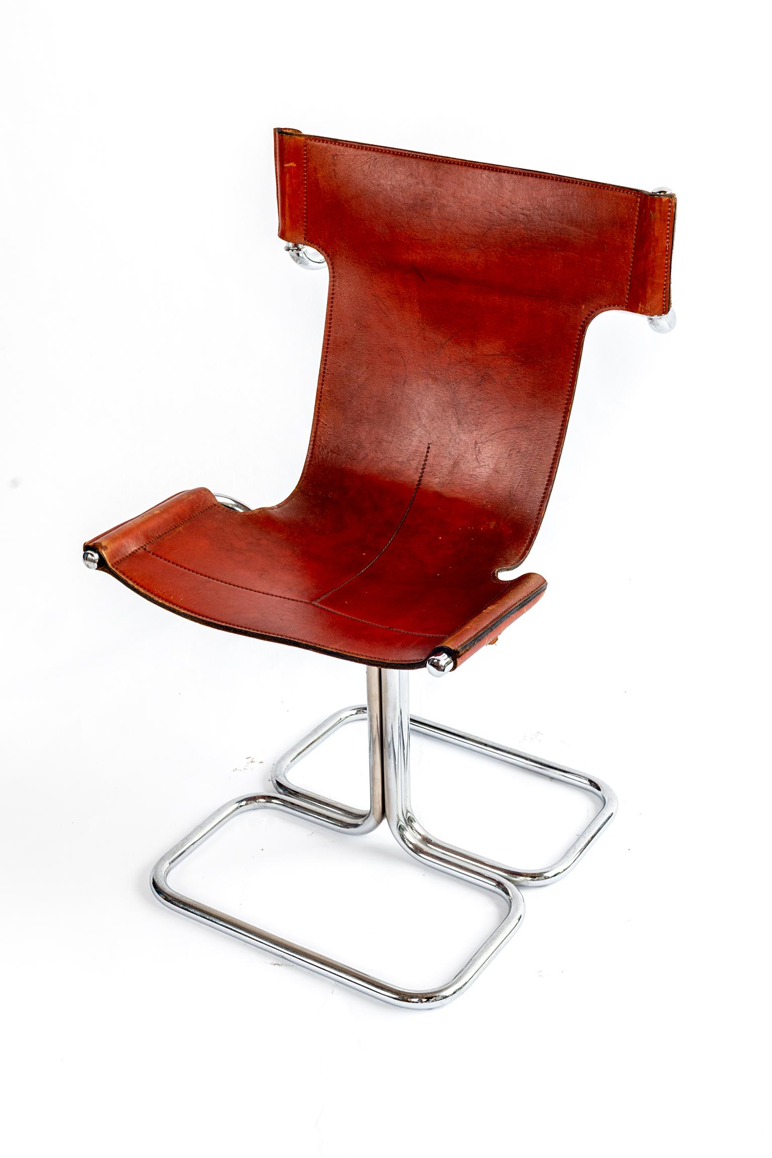 italien Ensemble de quatre chaises en T en chrome et cuir cognac, de style mi-siècle moderne. en vente