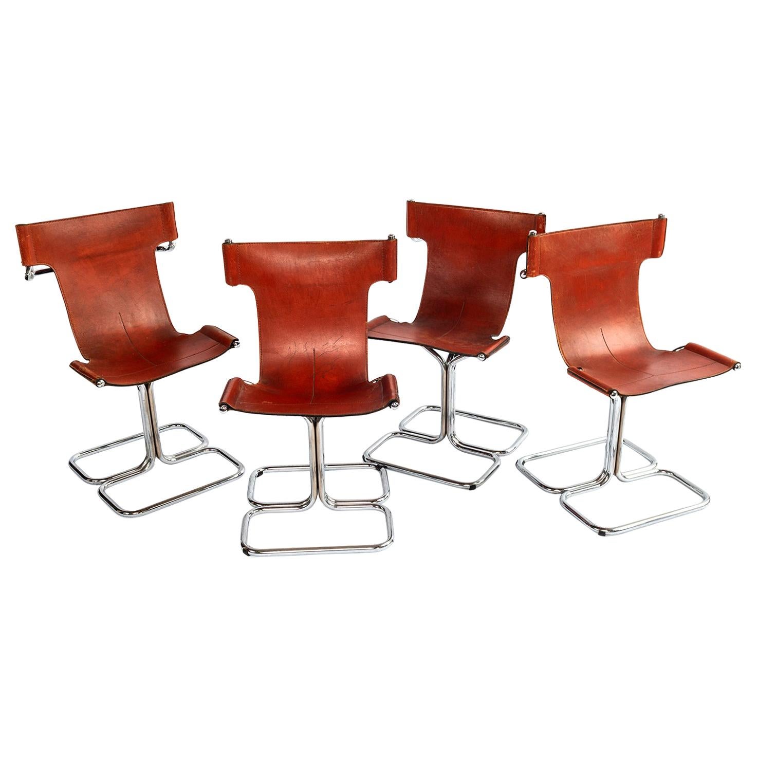 Set aus vier modernen T-Stühlen aus der Mitte des Jahrhunderts aus Chrom und cognacfarbenem Leder.