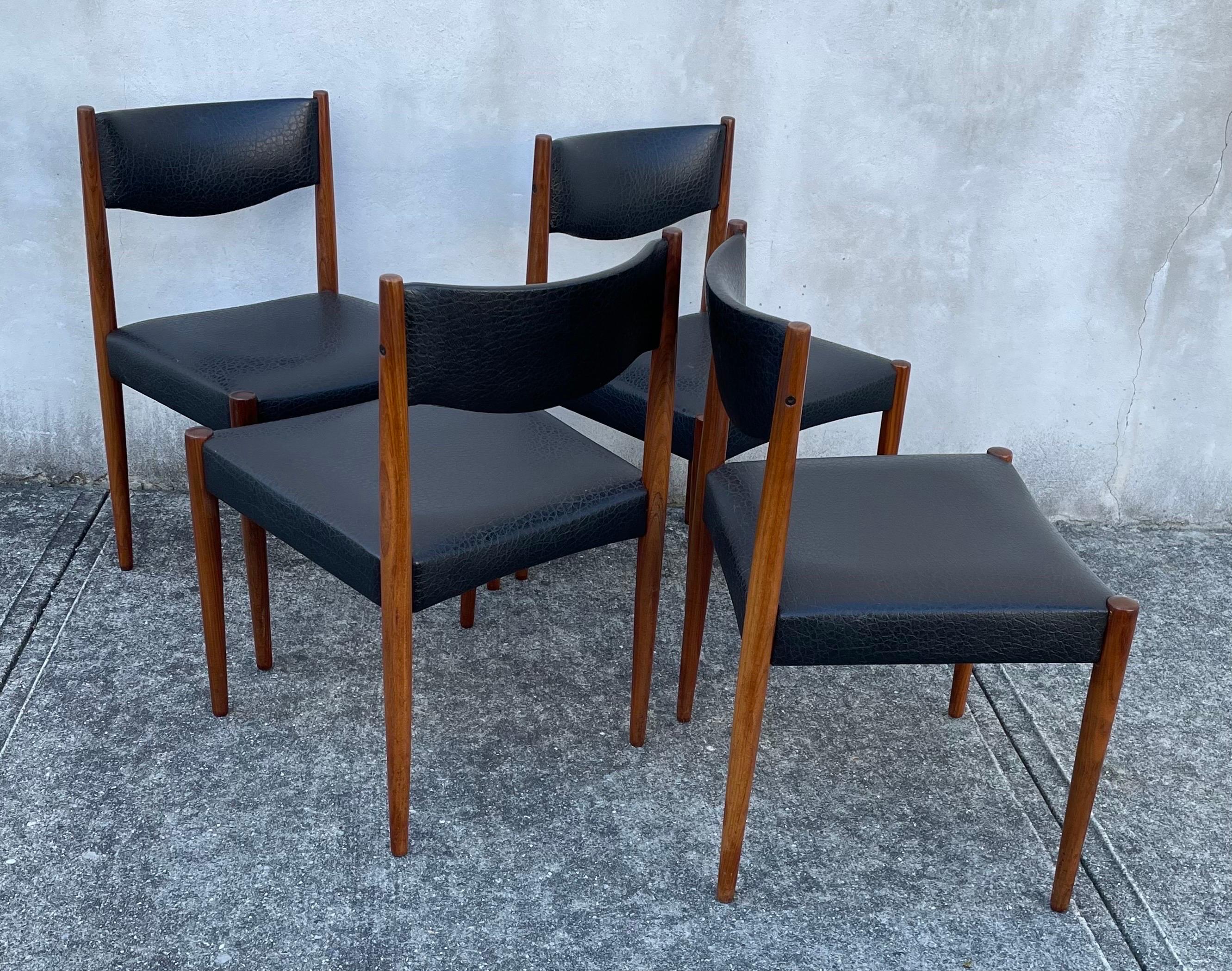 Set of Four Mid-Century Modern Teak Dining Chairs, Faux Black Leather Seats For Sale 1