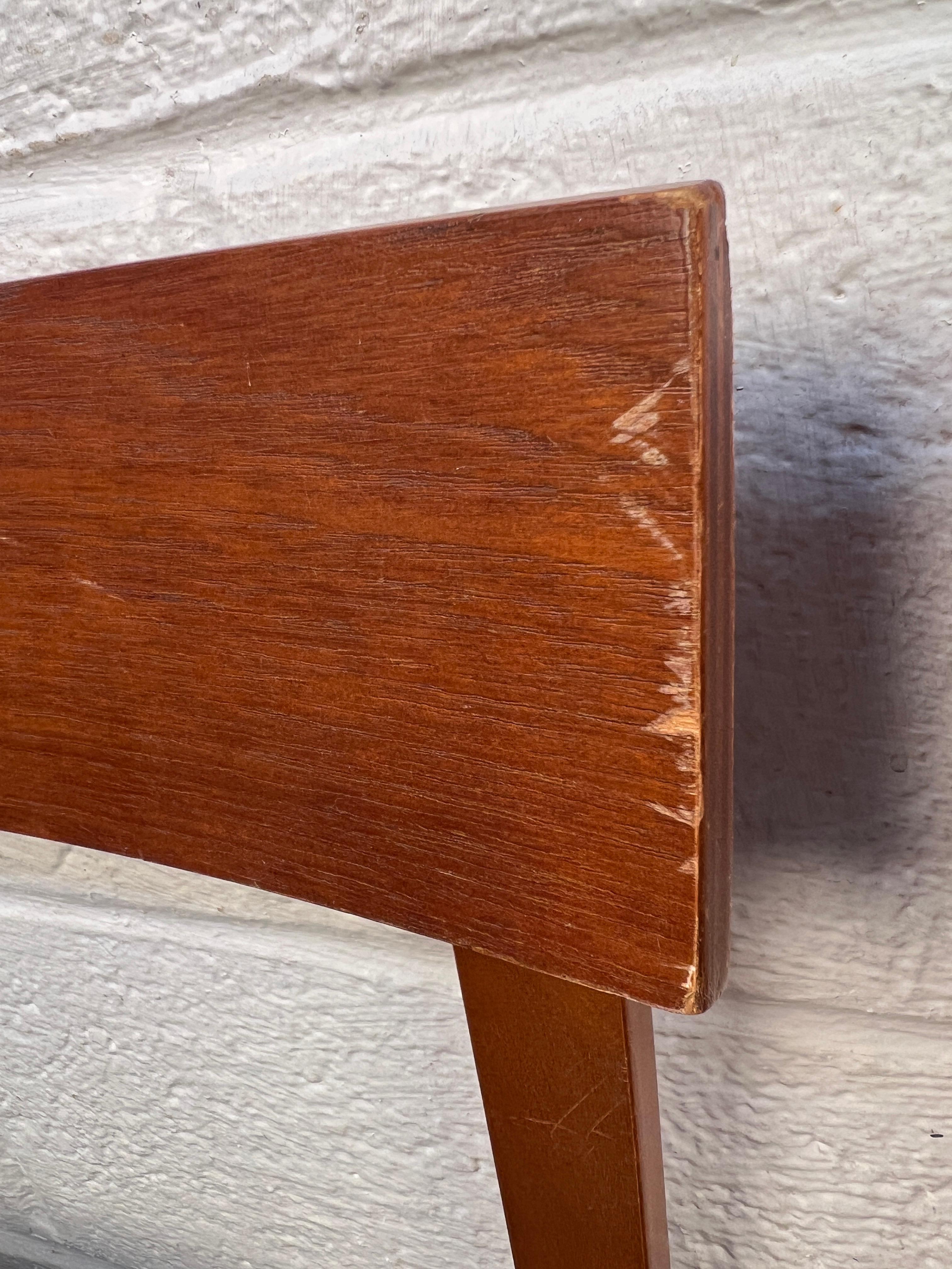 Set di quattro sedie da pranzo in teak moderne di metà secolo in vendita 5