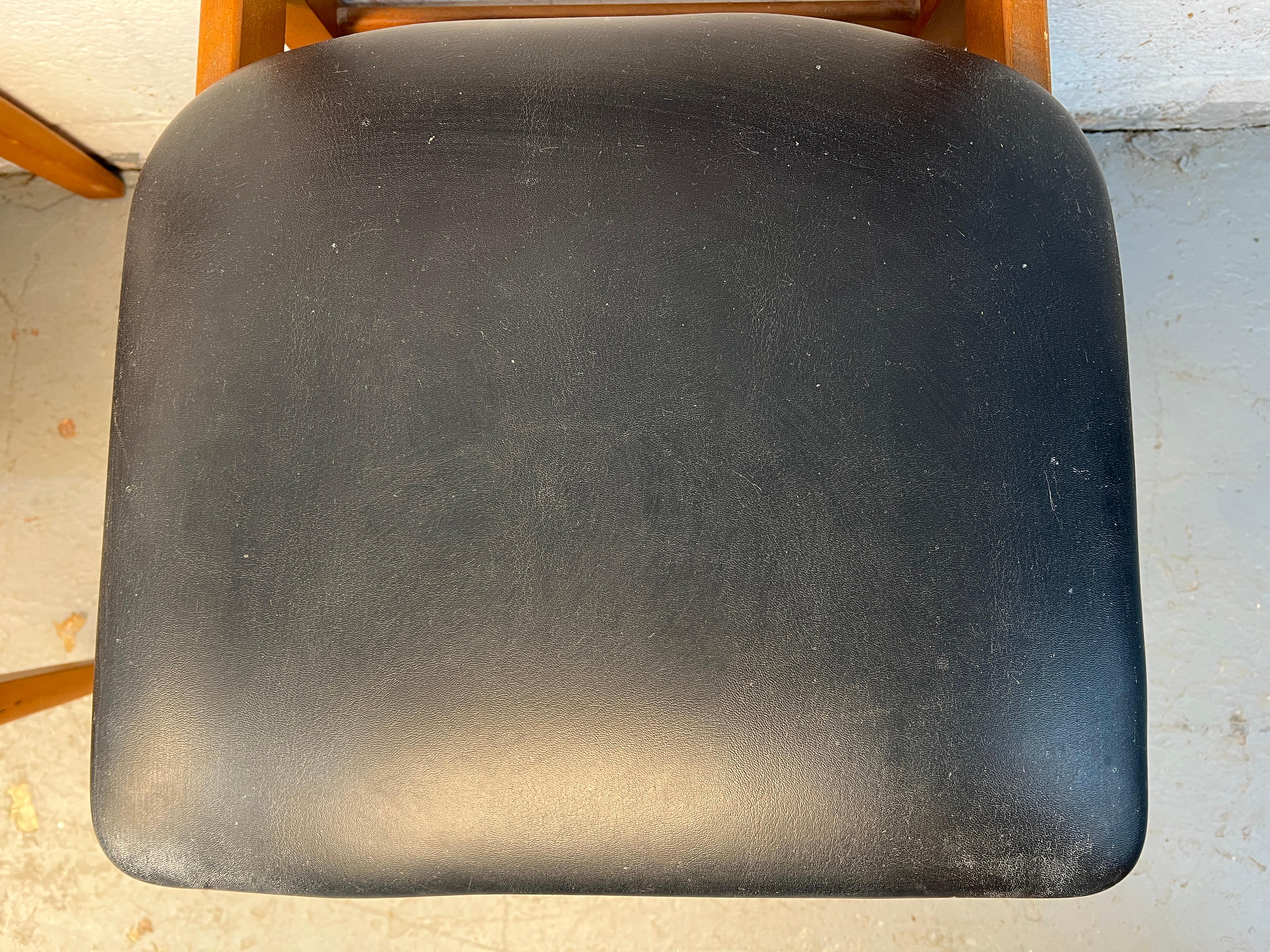 Set di quattro sedie da pranzo in teak moderne di metà secolo in vendita 6