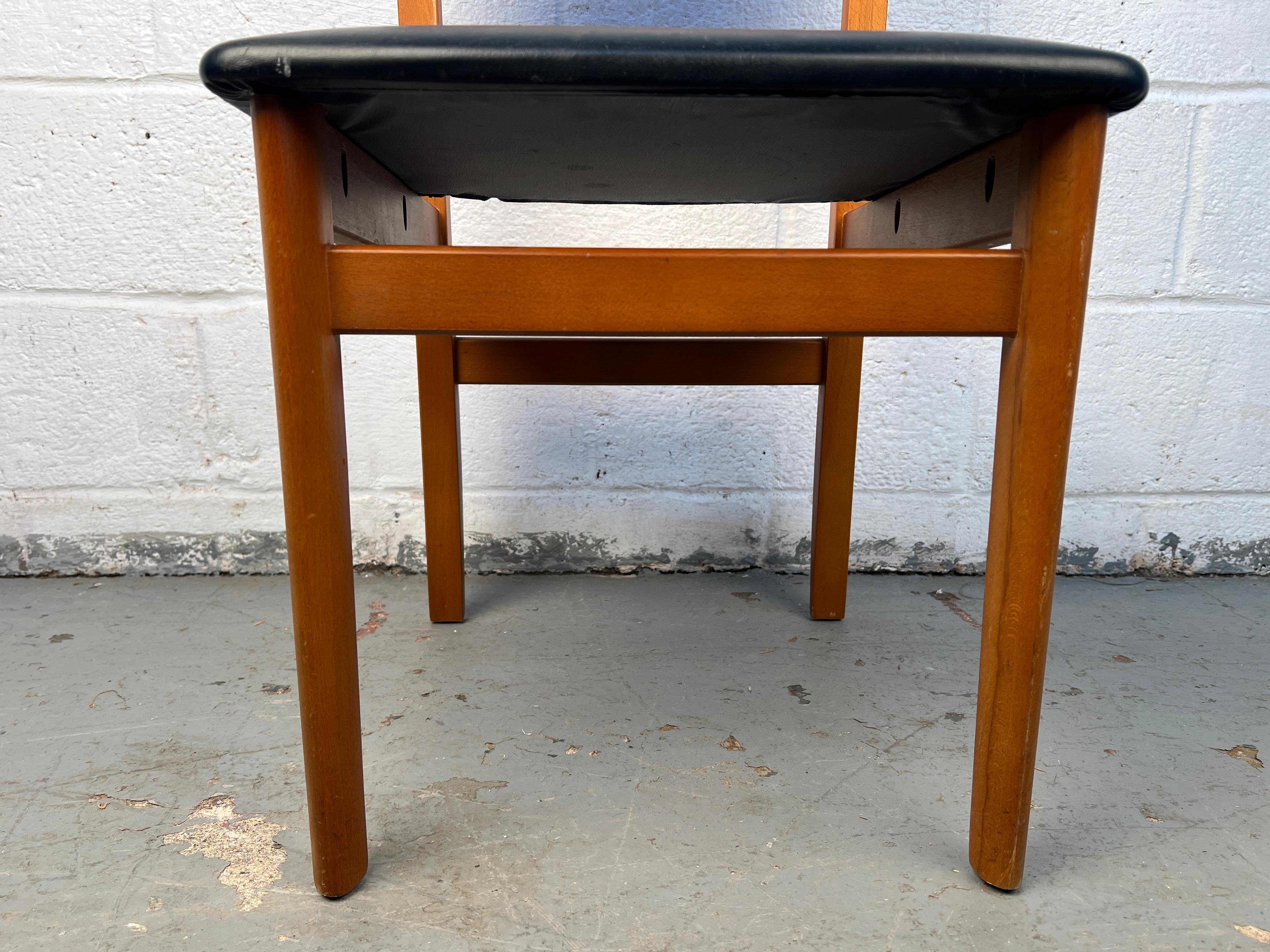 Set di quattro sedie da pranzo in teak moderne di metà secolo in vendita 7