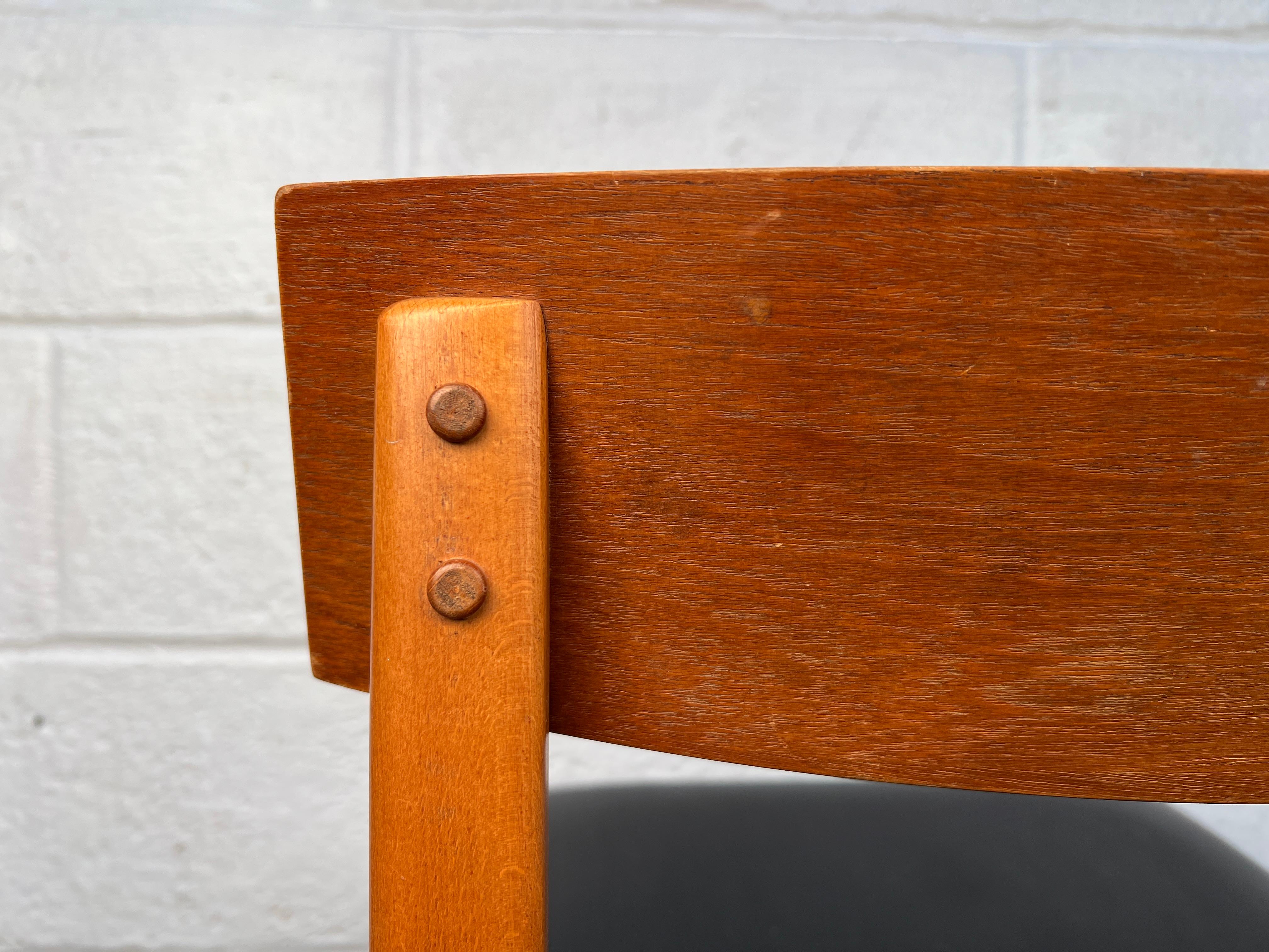 Set di quattro sedie da pranzo in teak moderne di metà secolo in vendita 9