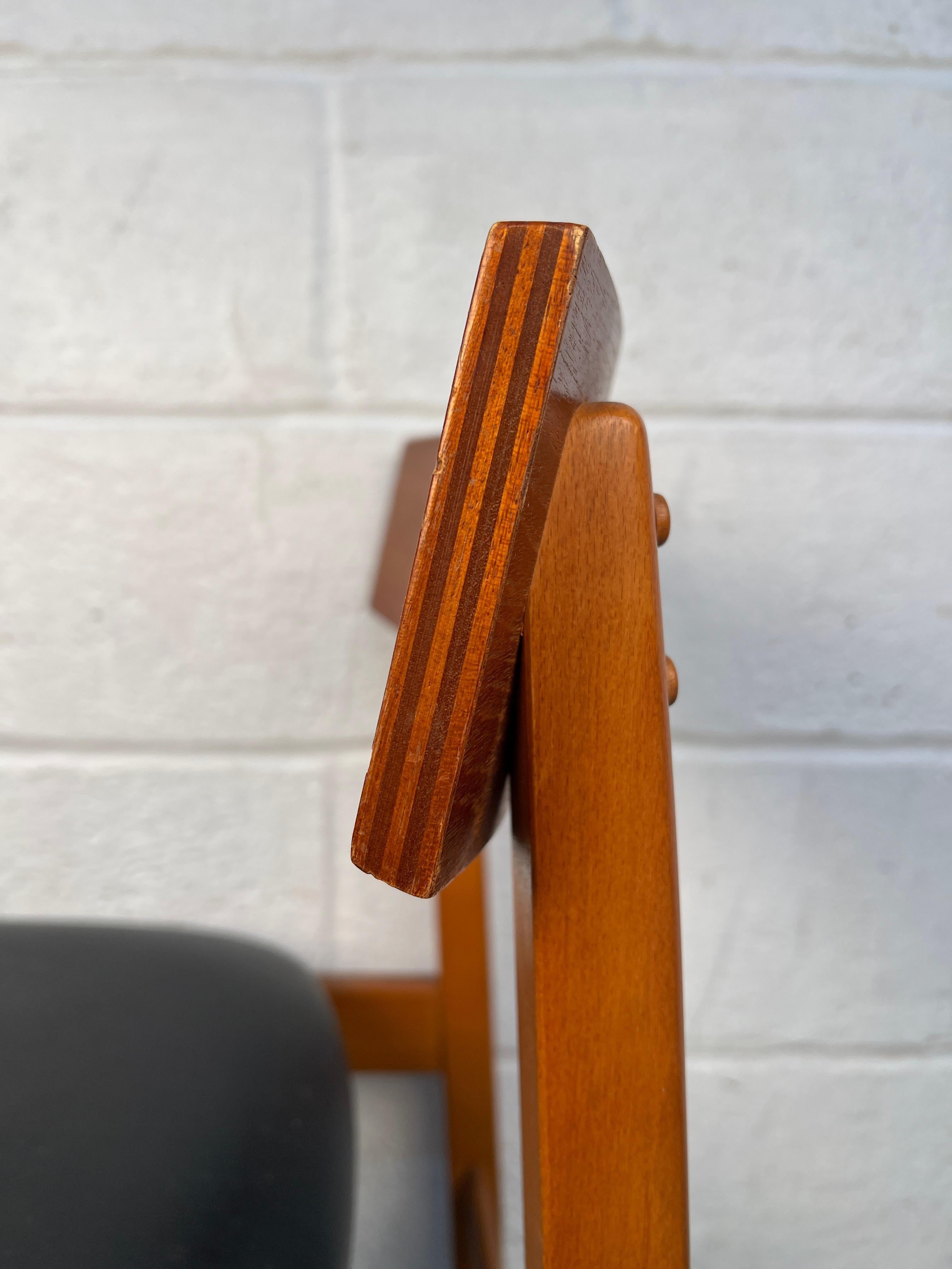 Set di quattro sedie da pranzo in teak moderne di metà secolo in vendita 10