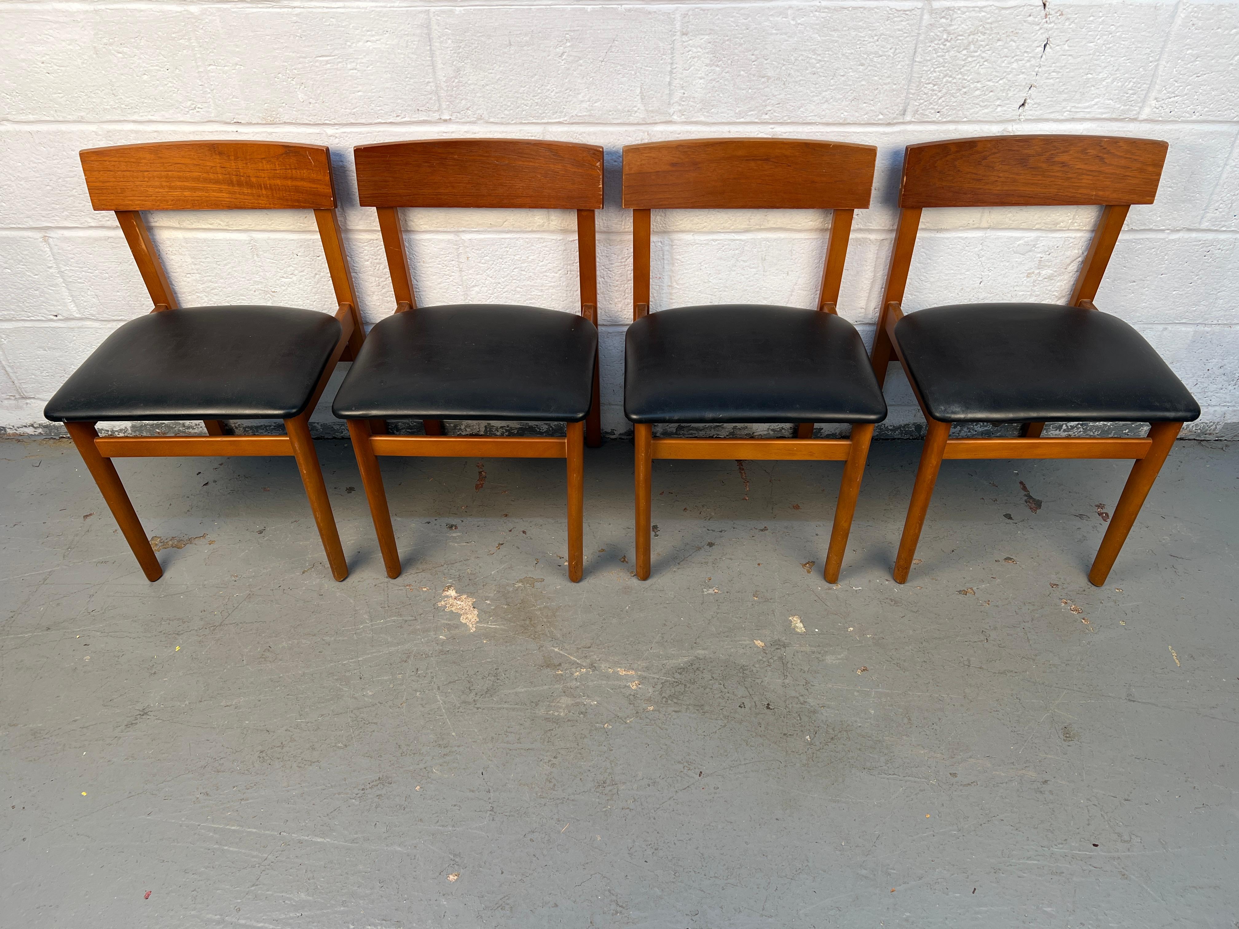 Mid-Century moderno Set di quattro sedie da pranzo in teak moderne di metà secolo in vendita