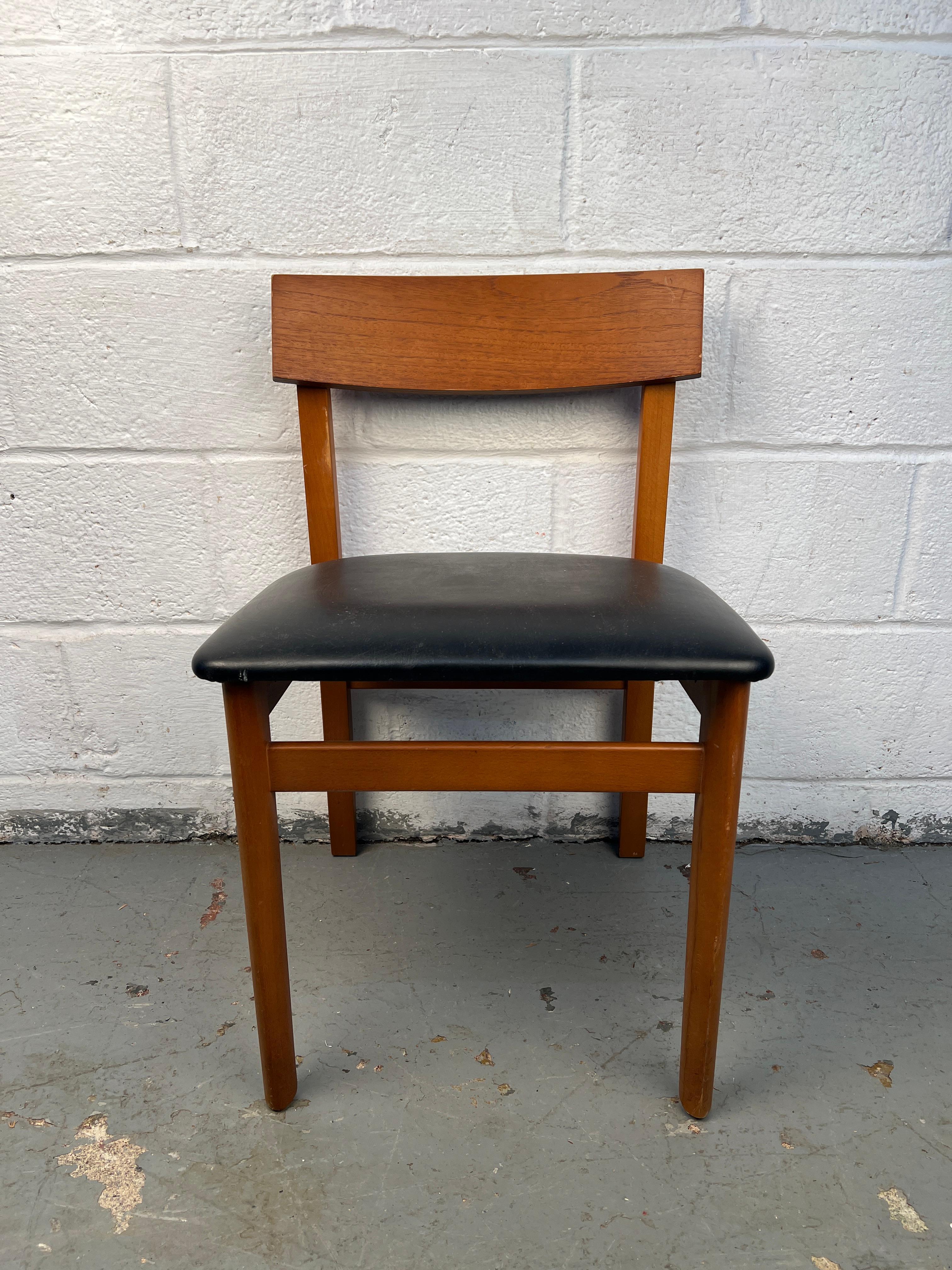 Set di quattro sedie da pranzo in teak moderne di metà secolo In condizioni buone in vendita a Brooklyn, NY