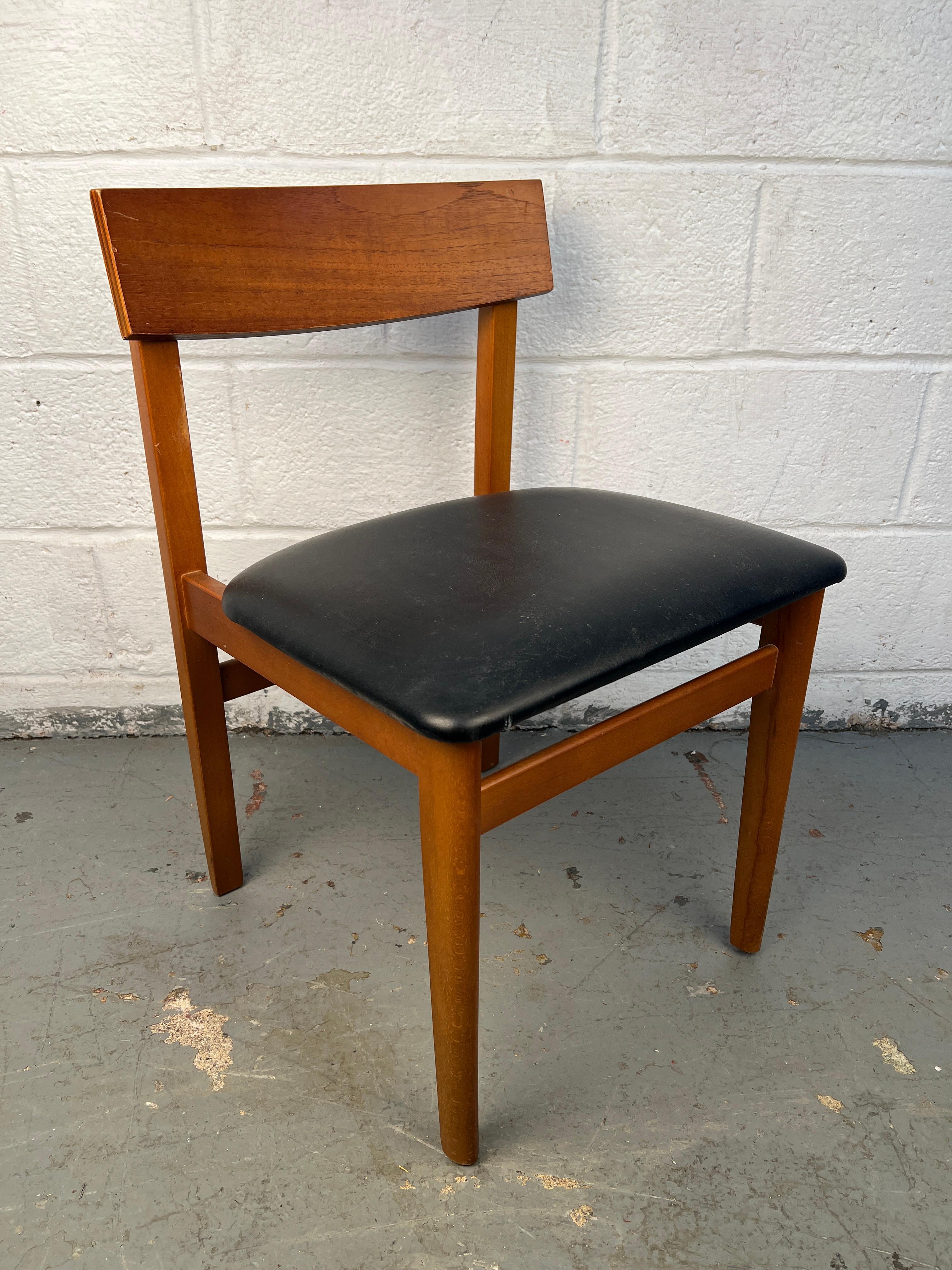 XX secolo Set di quattro sedie da pranzo in teak moderne di metà secolo in vendita