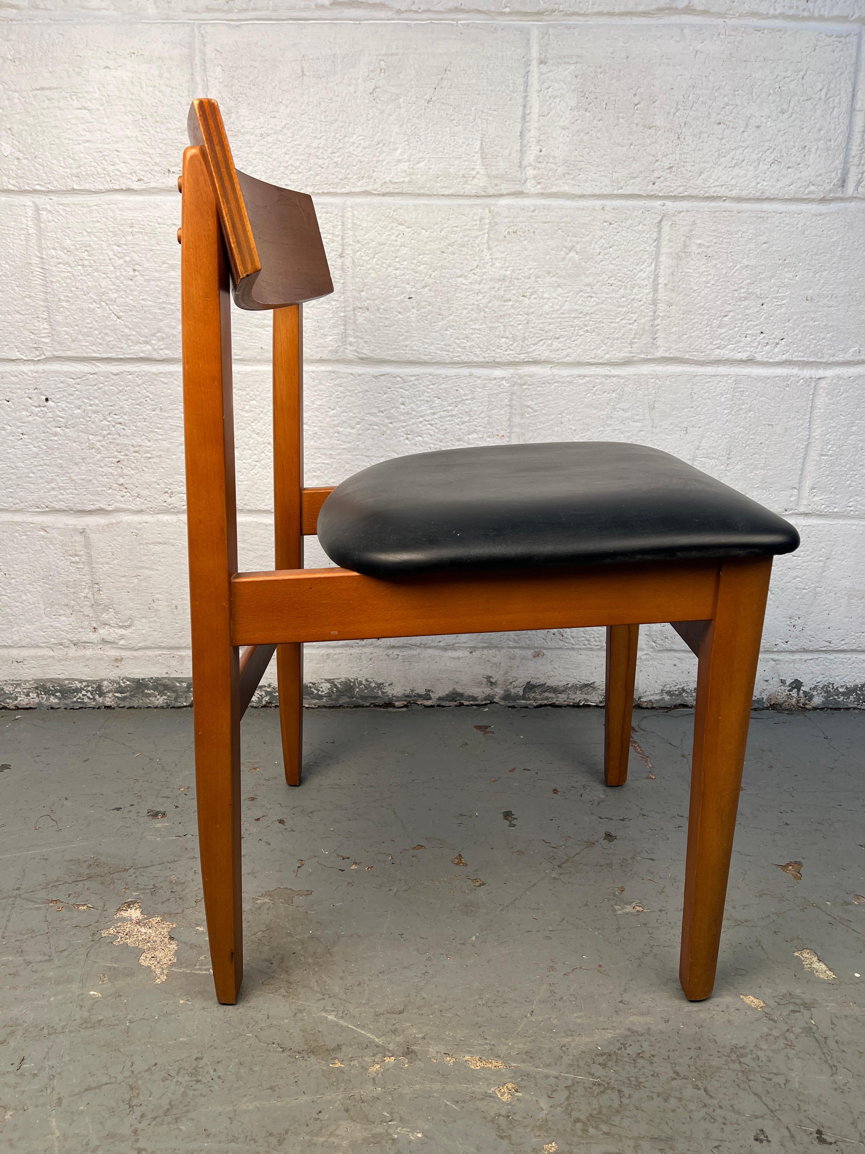 Teak Set di quattro sedie da pranzo in teak moderne di metà secolo in vendita