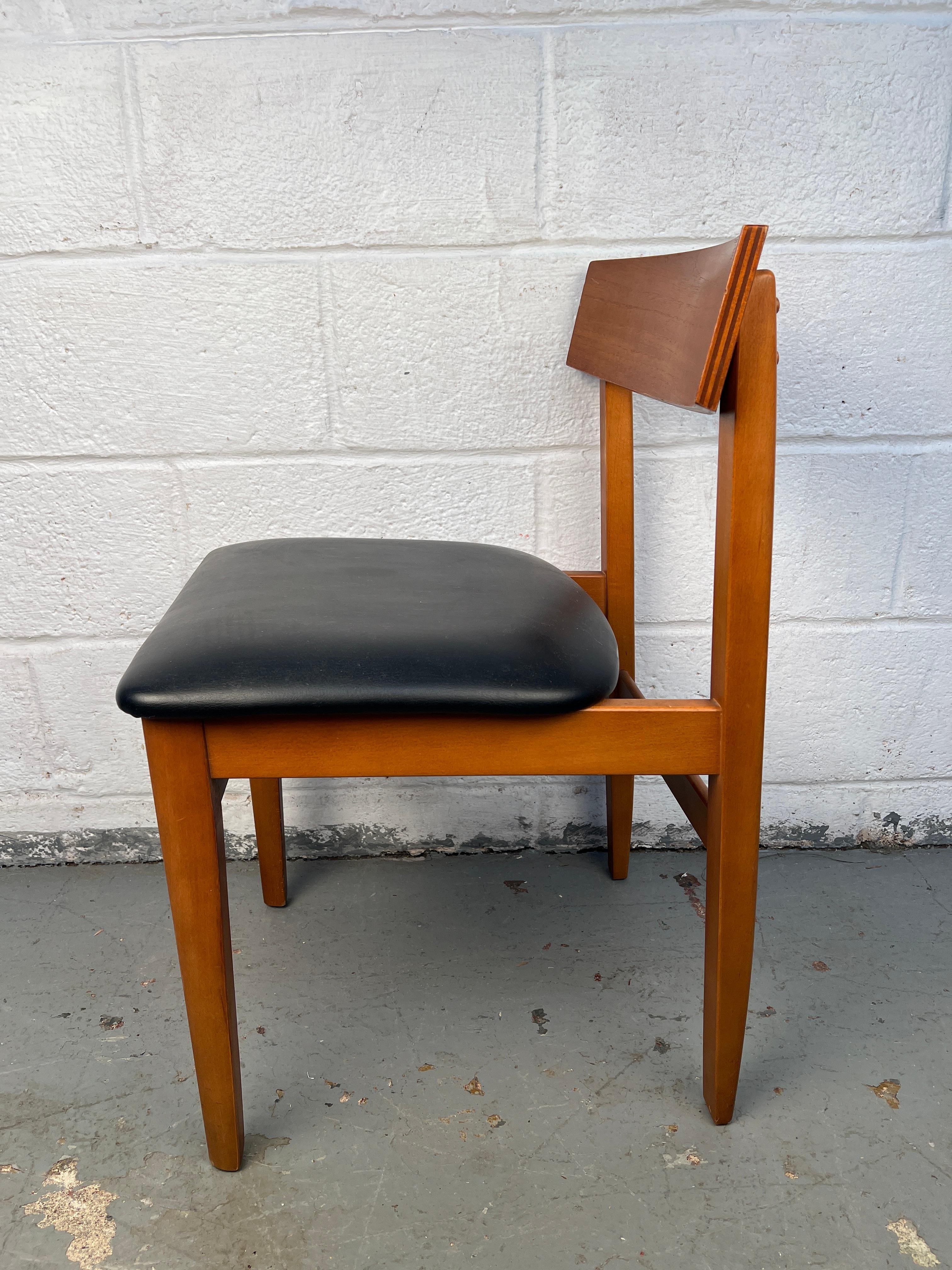 Set di quattro sedie da pranzo in teak moderne di metà secolo in vendita 1