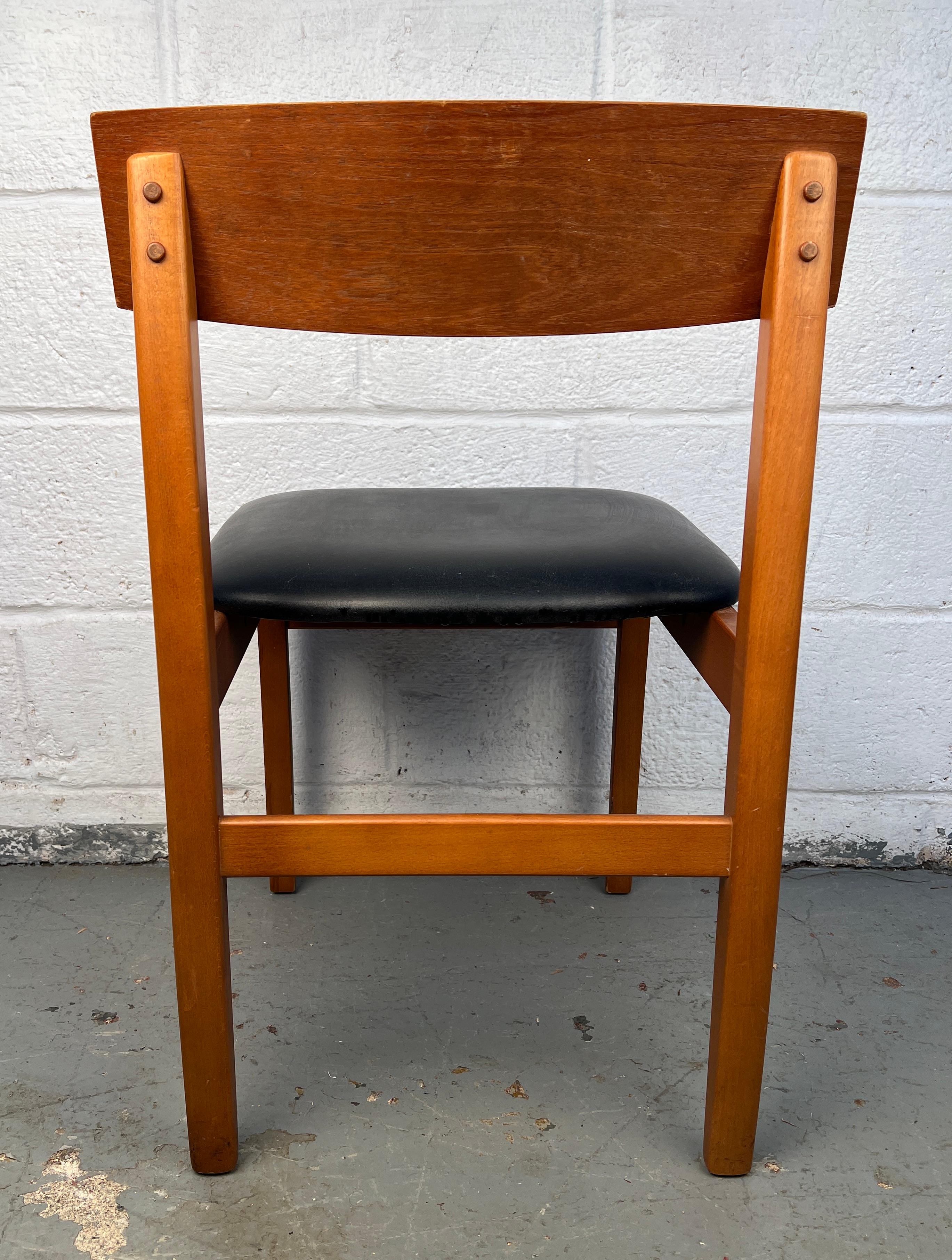 Set di quattro sedie da pranzo in teak moderne di metà secolo in vendita 2