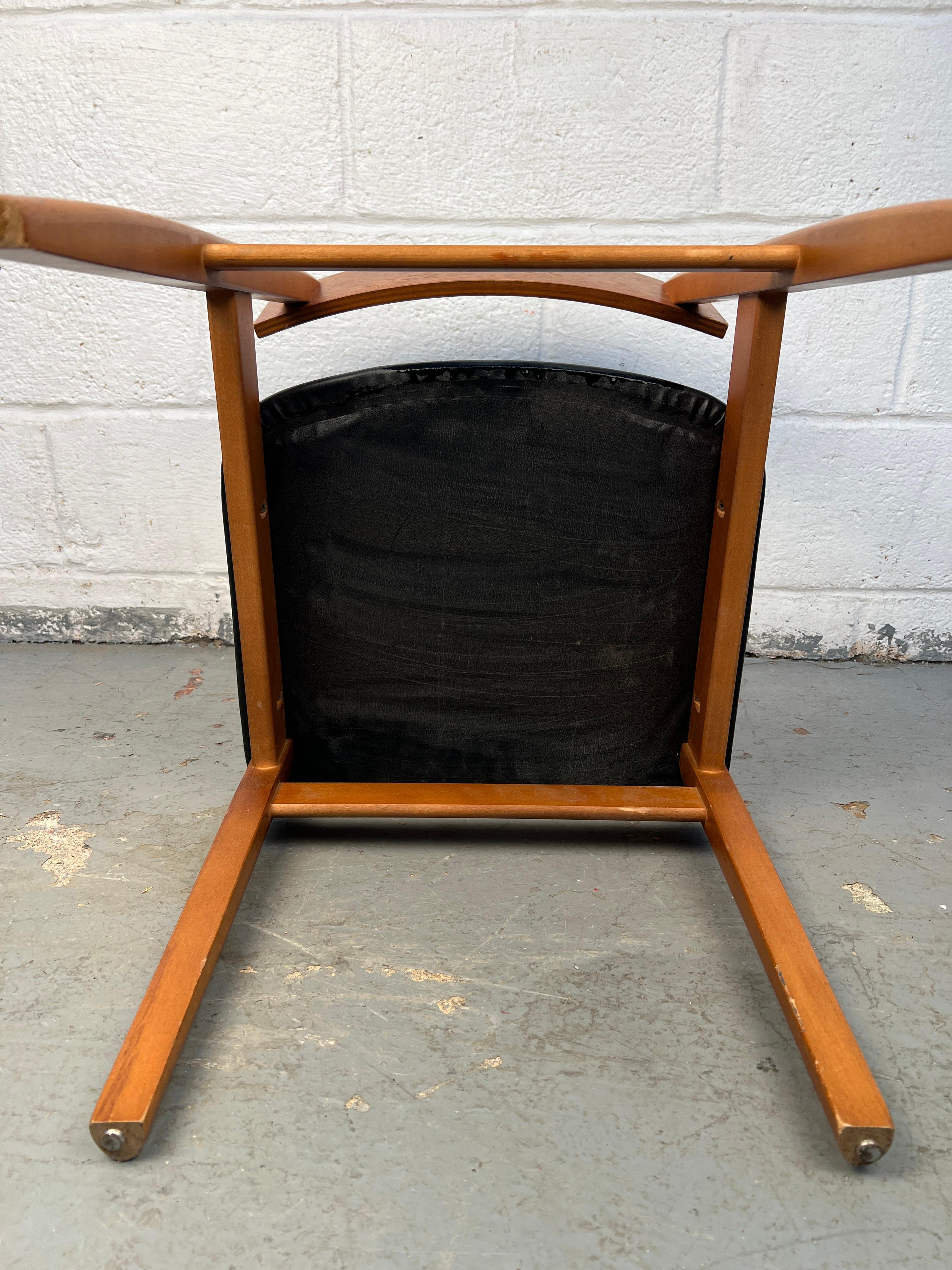 Set di quattro sedie da pranzo in teak moderne di metà secolo in vendita 3