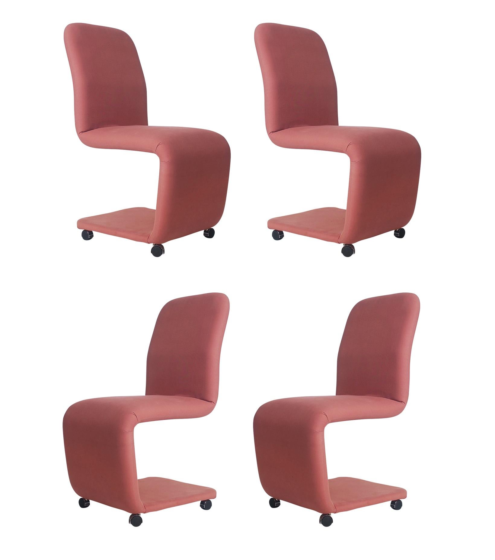 Ensemble de quatre chaises de salle à manger tapissées de style mi-siècle moderne par DIA en vente 2