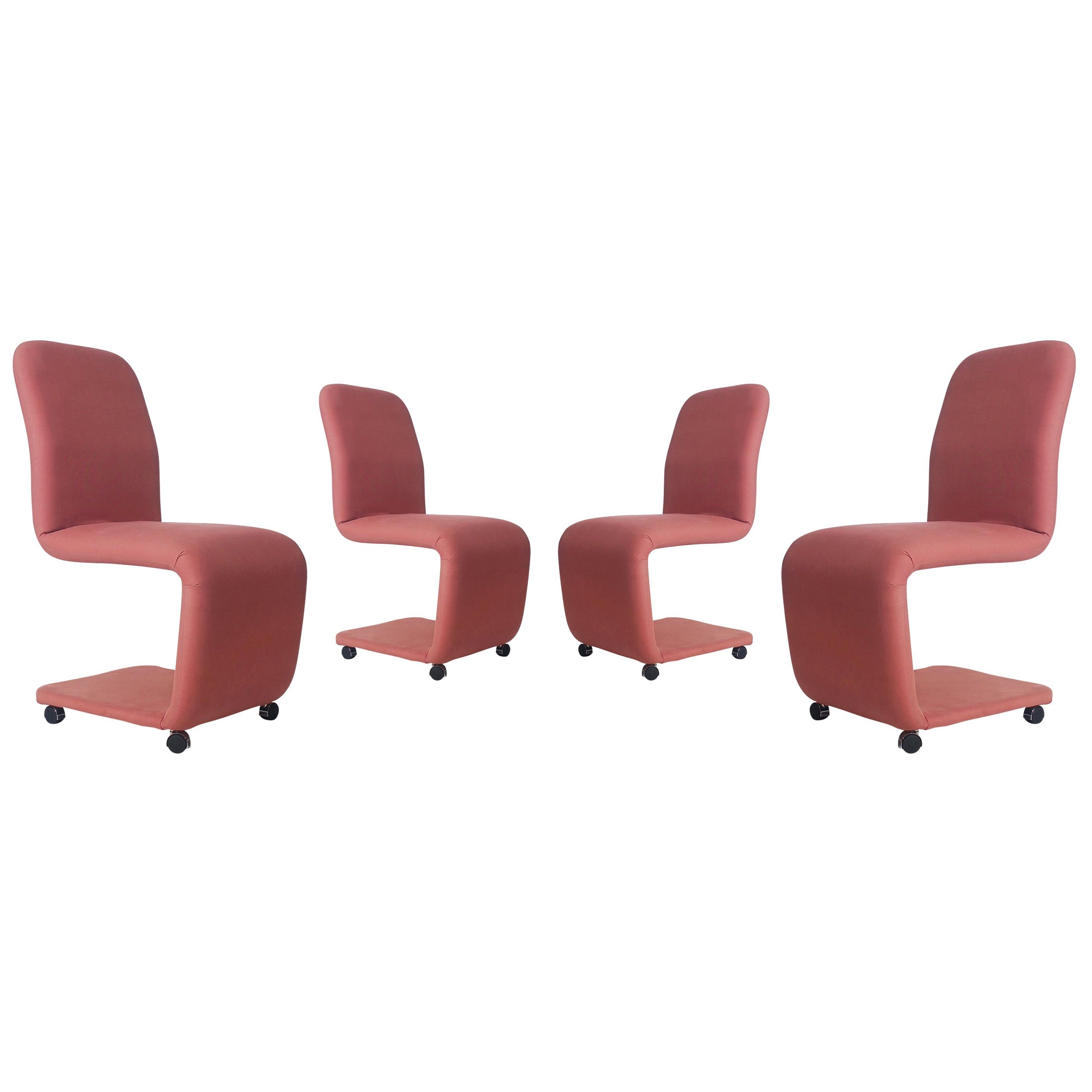 Ensemble de quatre chaises de salle à manger tapissées de style mi-siècle moderne par DIA en vente
