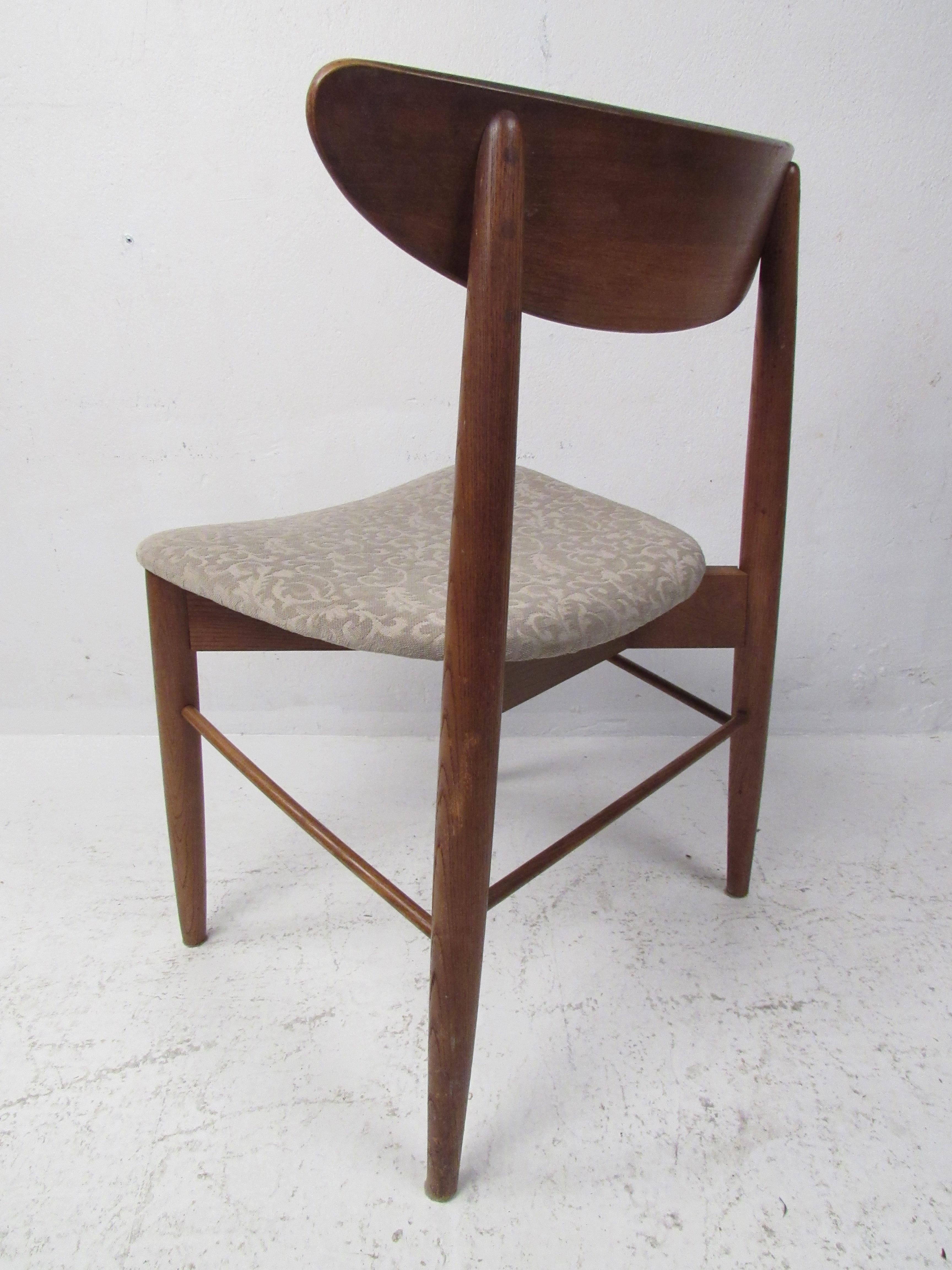 Set of Four Mid-Century Modern Walnut Dining Chairs In Good Condition In Brooklyn, NY