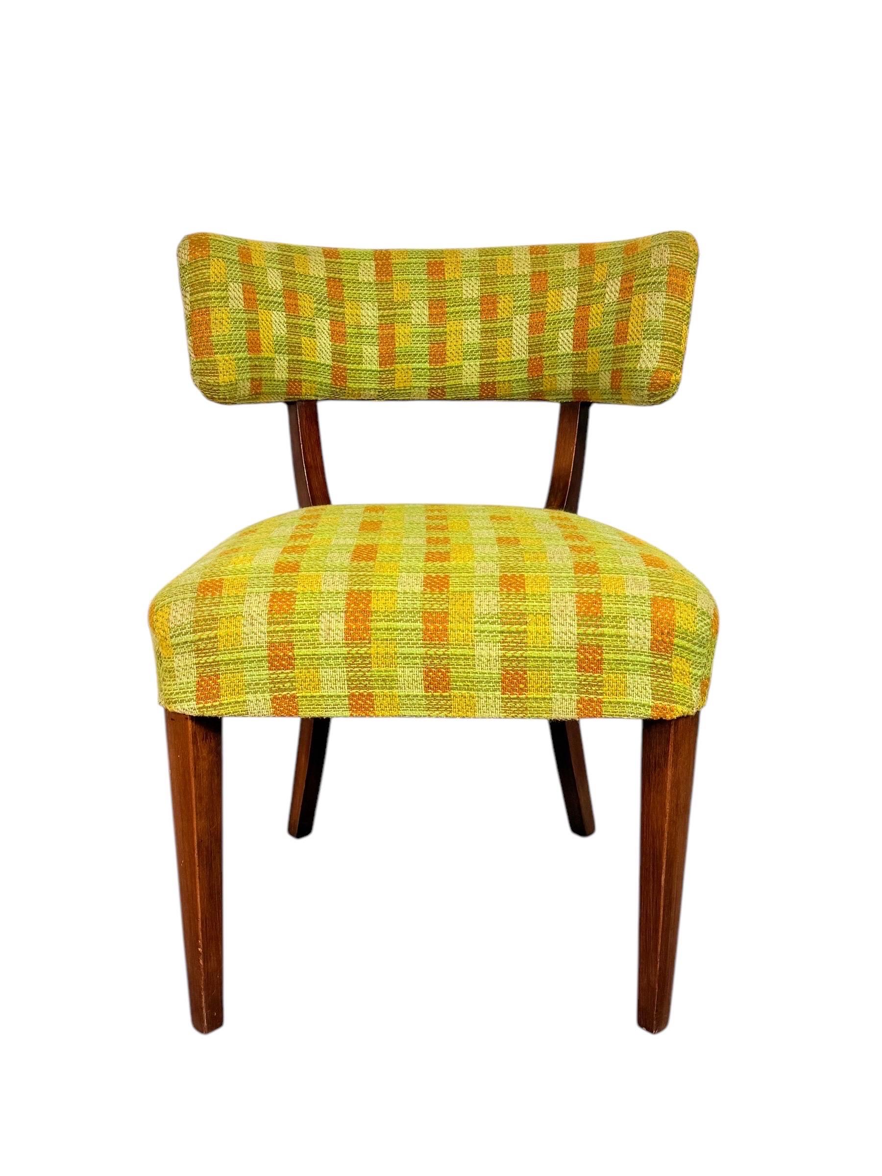 Ensemble de quatre chaises de salle à manger en noyer de style Modernity avec dossiers incurvés en vente 2