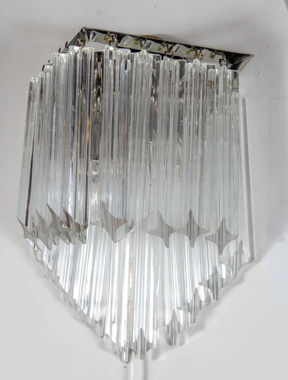 Set di quattro applique Camer in cristallo tagliato di Triedre, in stile Mid-Century Modernist. Questo set di quattro applique è composto da aste di cristallo tagliato Camer Trierre appese singolarmente, che scendono dall'alto verso il basso, in una