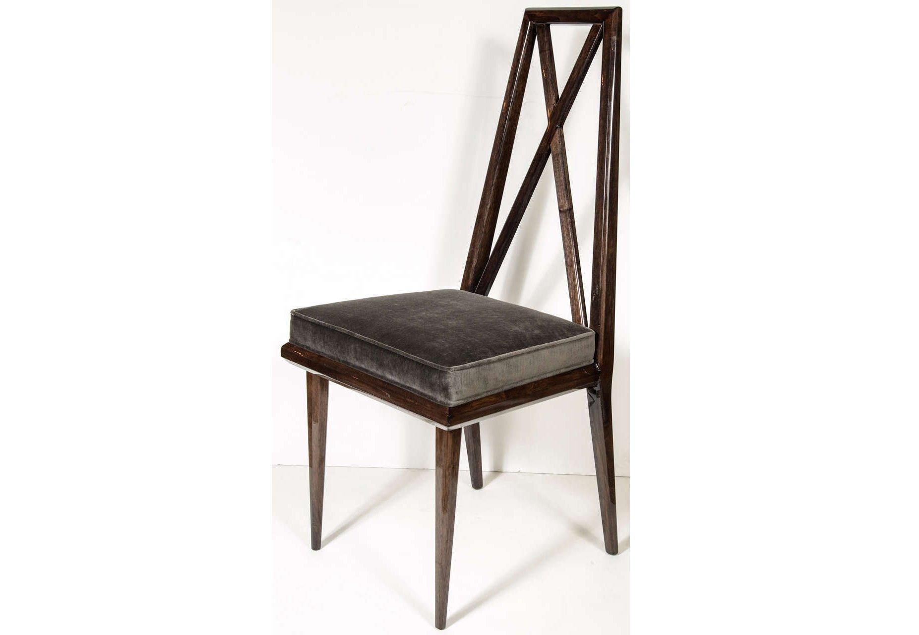 Ensemble de quatre chaises de salle à manger du milieu du siècle dernier avec un remarquable dossier géométrique stylisé en forme de X en noyer ébonisé avec des pieds effilés. Nouvellement revêtu d'un luxueux velours d'ardoise.

Américain, 20e