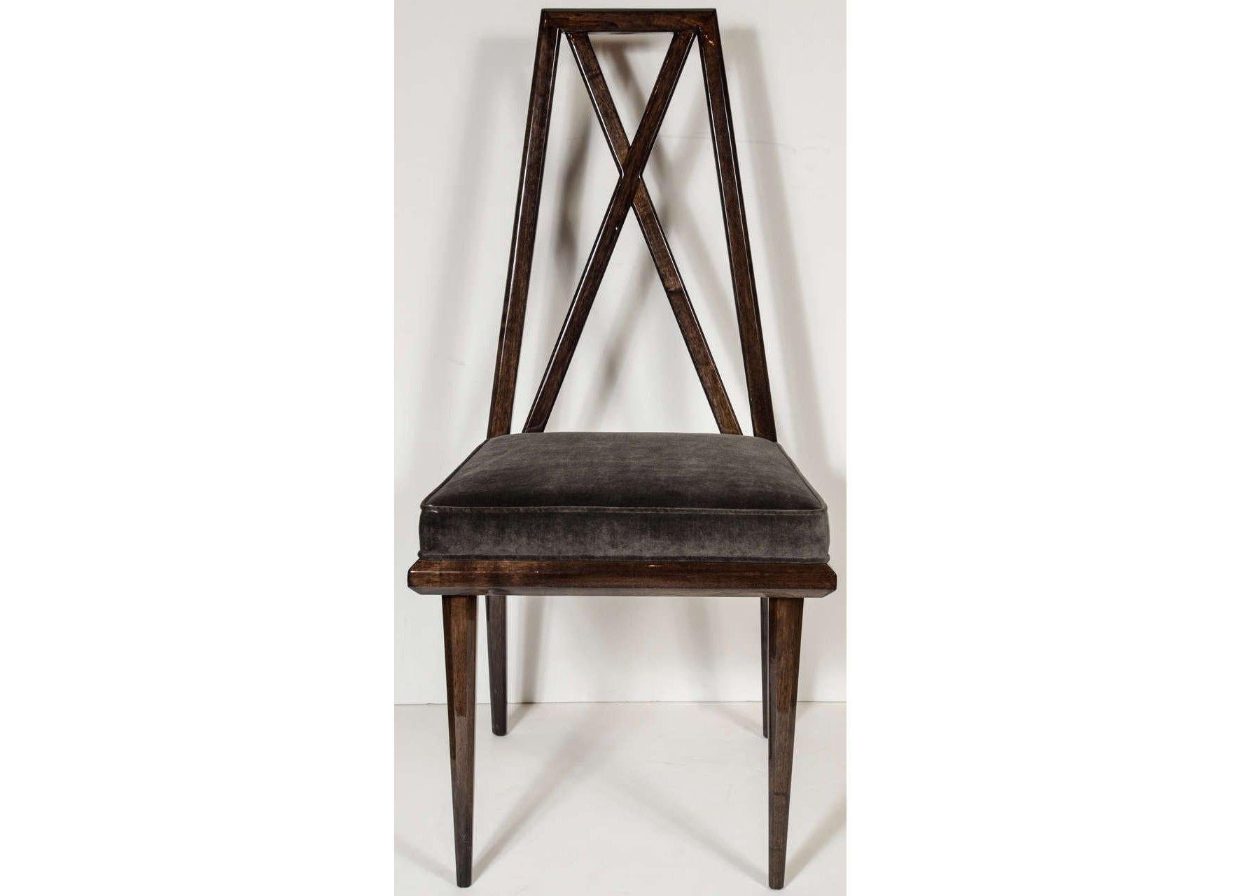 Mid-Century Modern Ensemble de quatre chaises de salle à manger de style moderniste du milieu du siècle à dossier géométrique en forme de X en vente