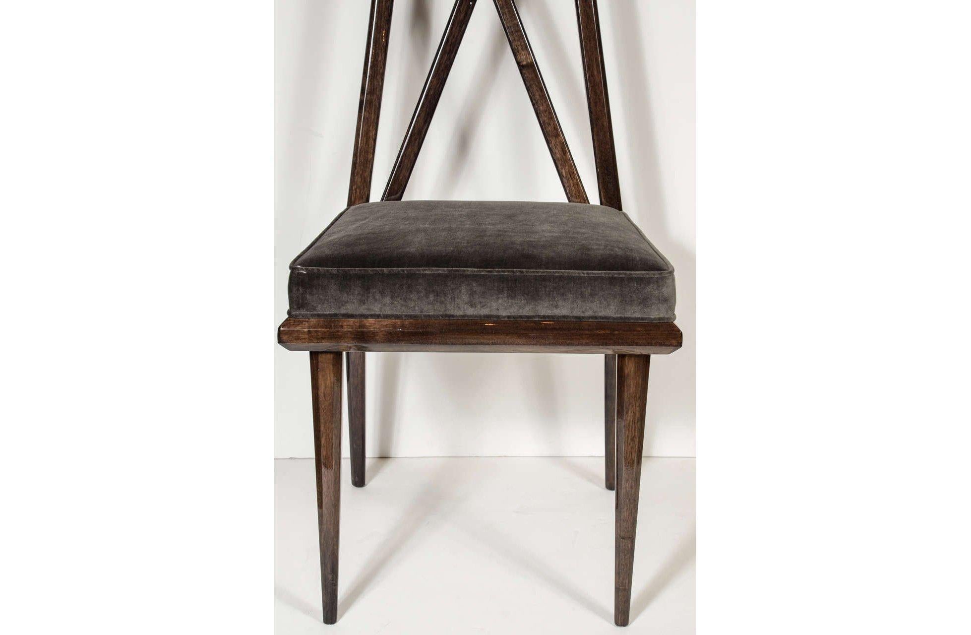 Américain Ensemble de quatre chaises de salle à manger de style moderniste du milieu du siècle à dossier géométrique en forme de X en vente