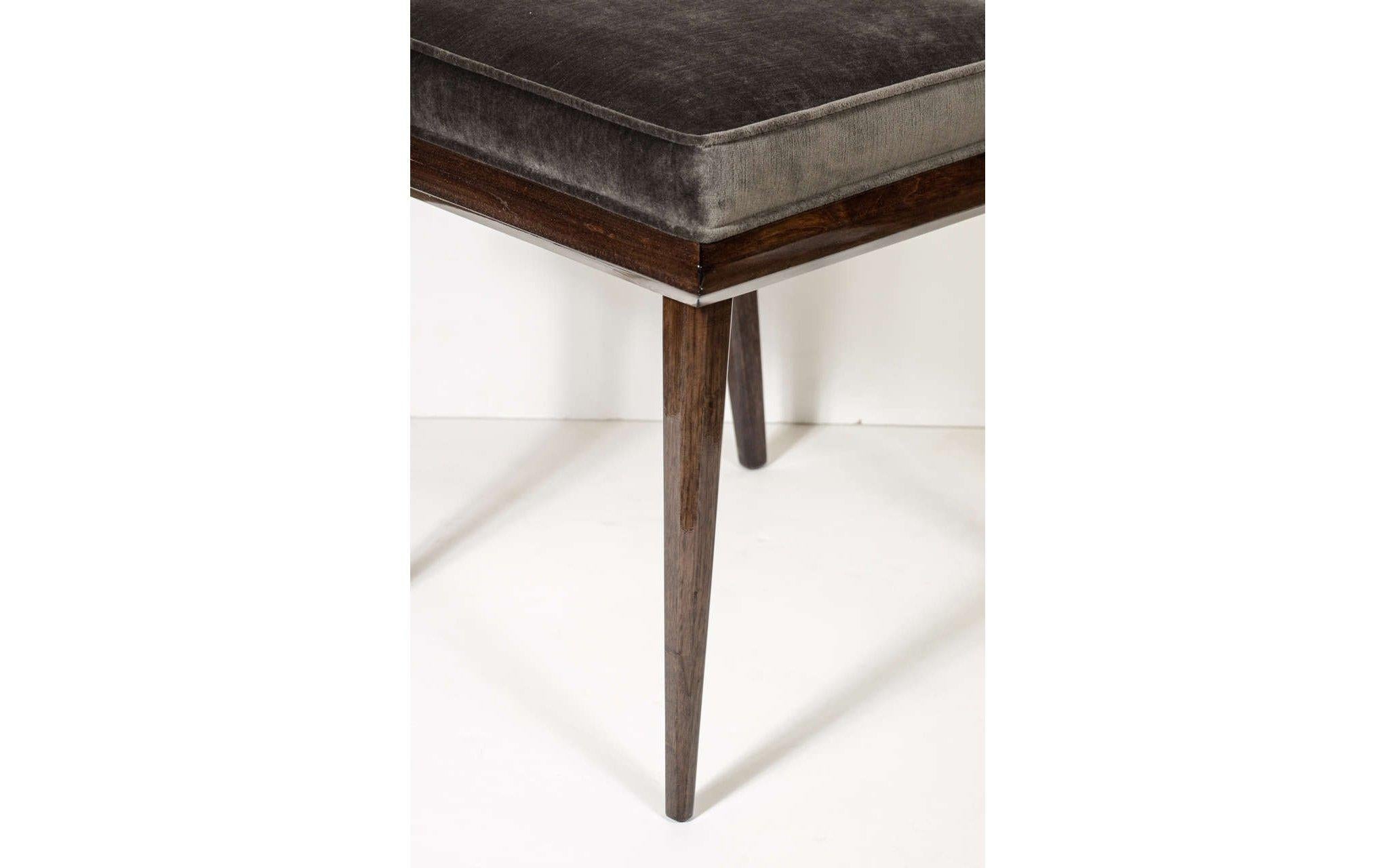 Tissu Ensemble de quatre chaises de salle à manger de style moderniste du milieu du siècle à dossier géométrique en forme de X en vente