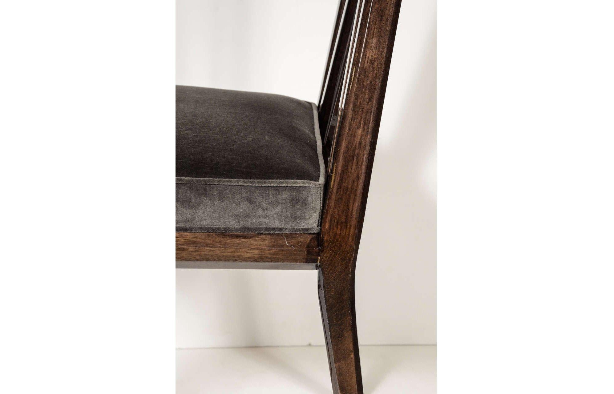 Ensemble de quatre chaises de salle à manger de style moderniste du milieu du siècle à dossier géométrique en forme de X en vente 2
