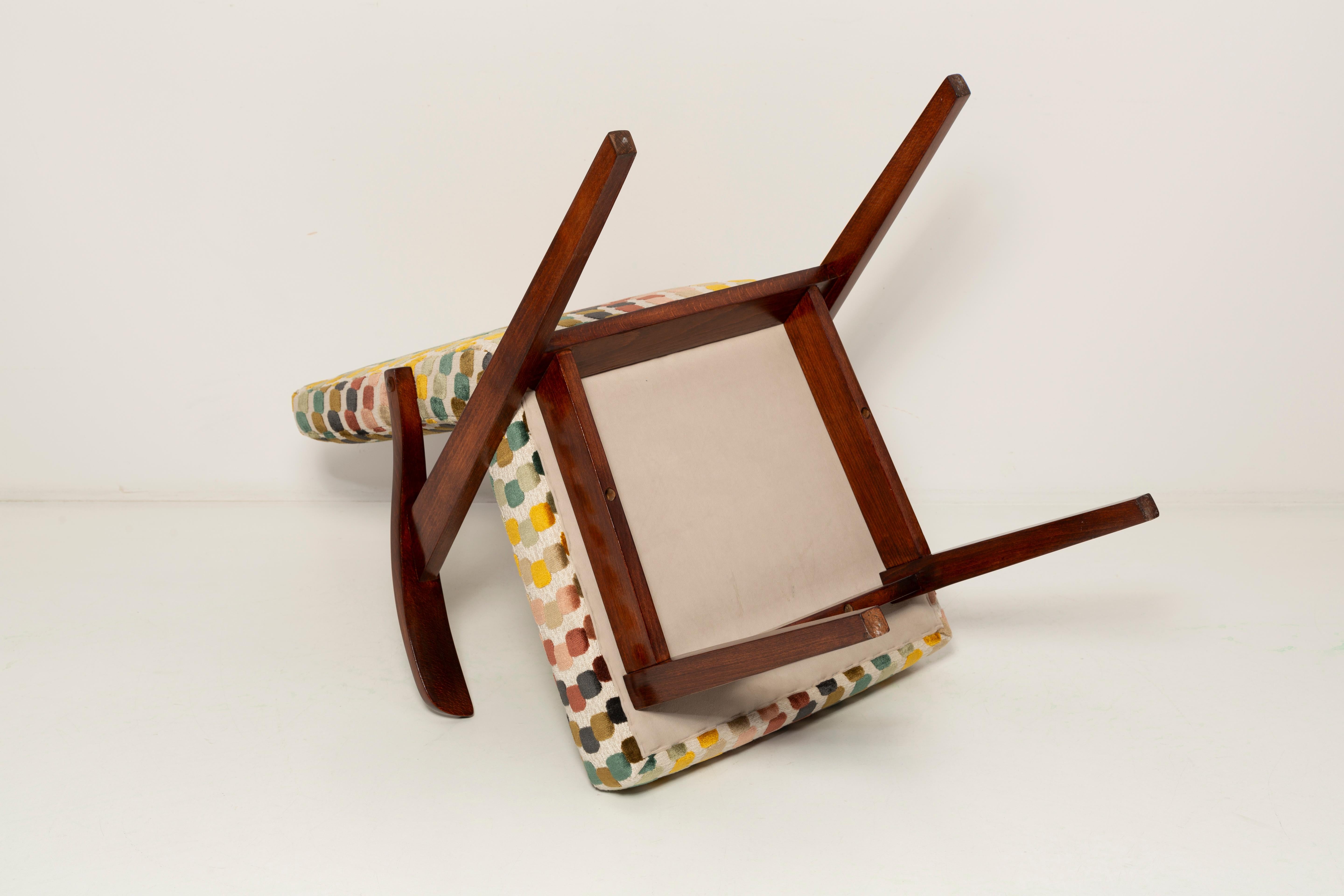 Conjunto de cuatro sillas de terciopelo multicolor de mediados de siglo de M. Puchala, Europa, años 60 en venta 2