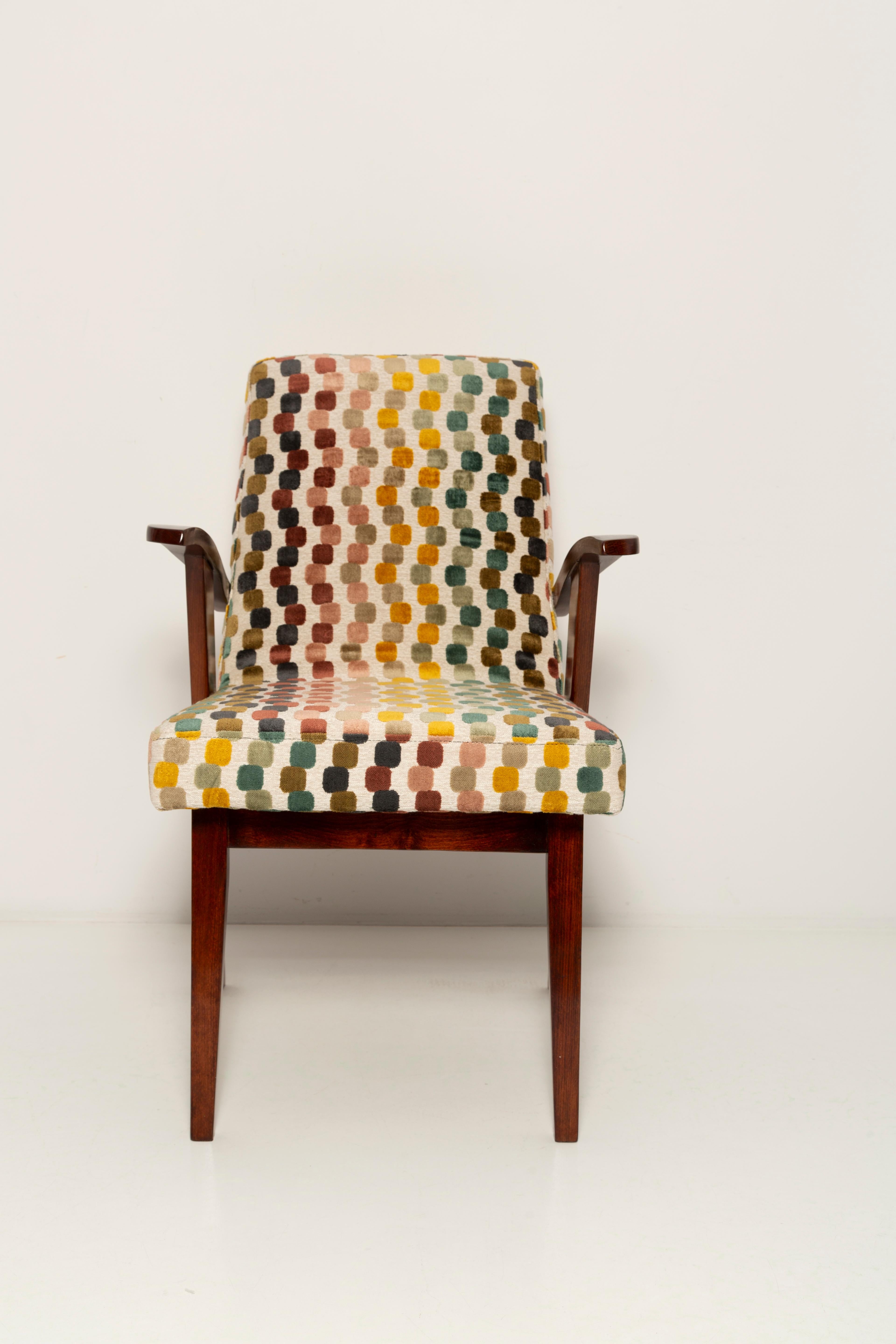 Conjunto de cuatro sillas de terciopelo multicolor de mediados de siglo de M. Puchala, Europa, años 60 Moderno de mediados de siglo en venta