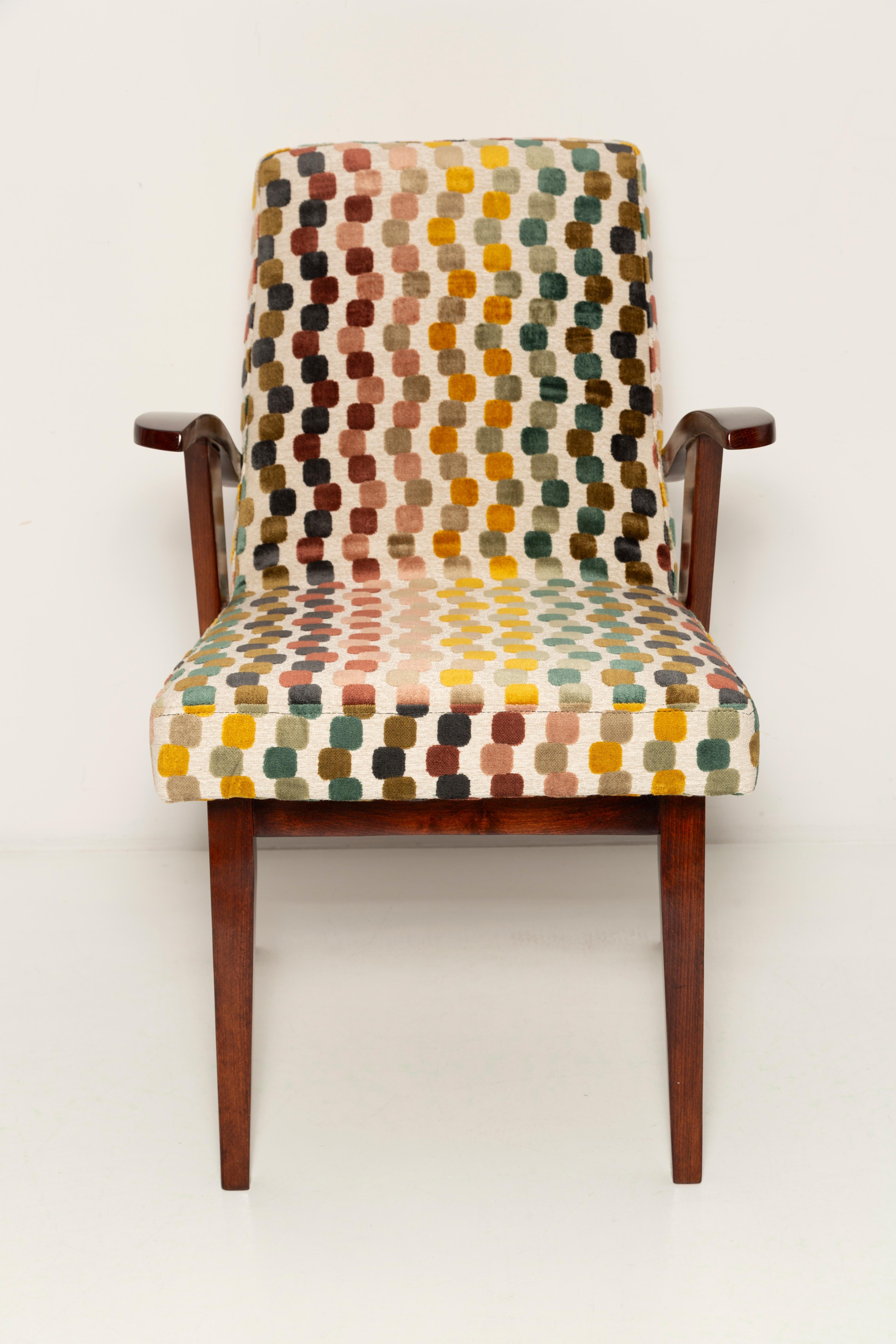 Conjunto de cuatro sillas de terciopelo multicolor de mediados de siglo de M. Puchala, Europa, años 60 Polaco en venta