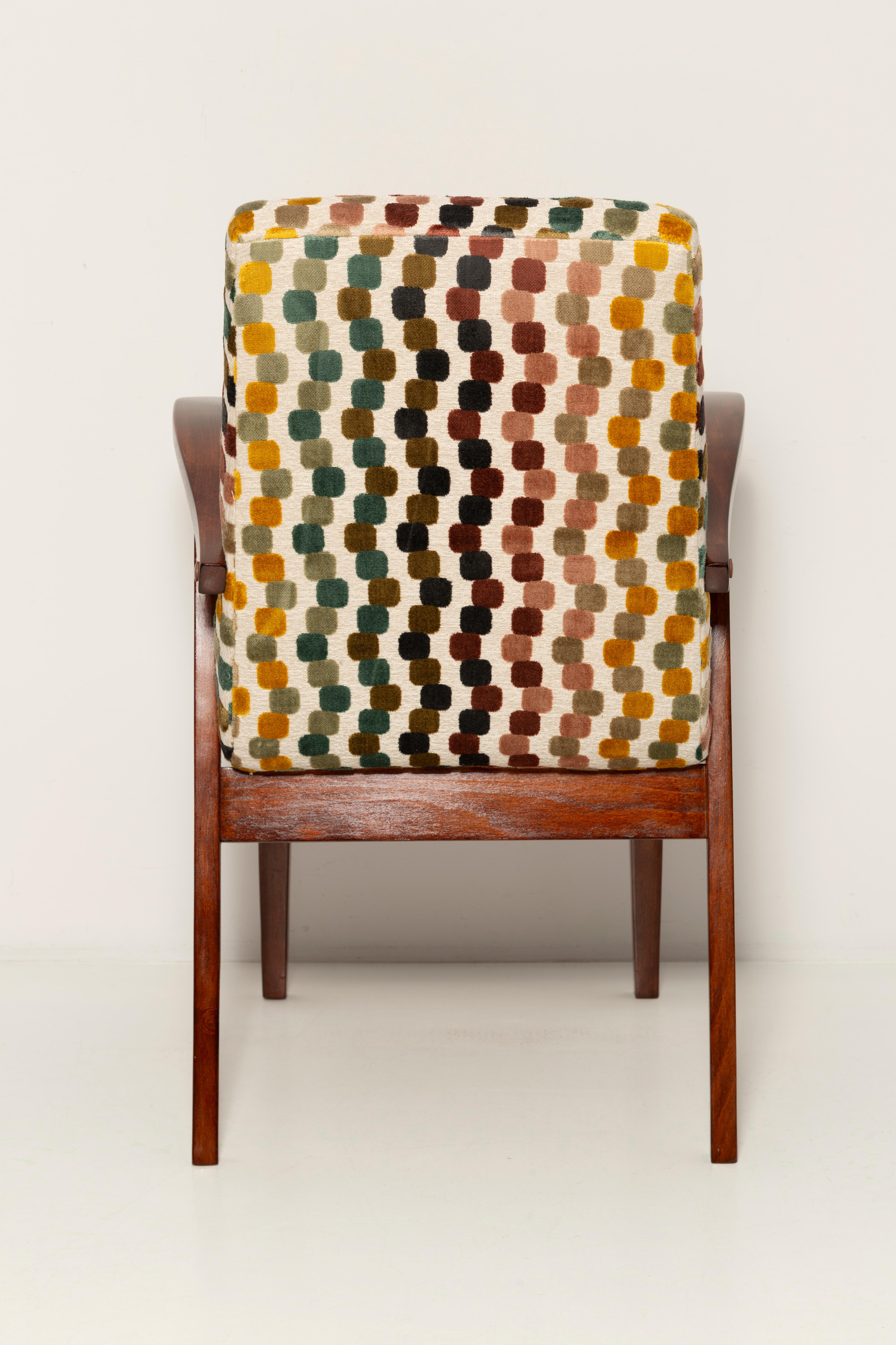 Conjunto de cuatro sillas de terciopelo multicolor de mediados de siglo de M. Puchala, Europa, años 60 Textil en venta