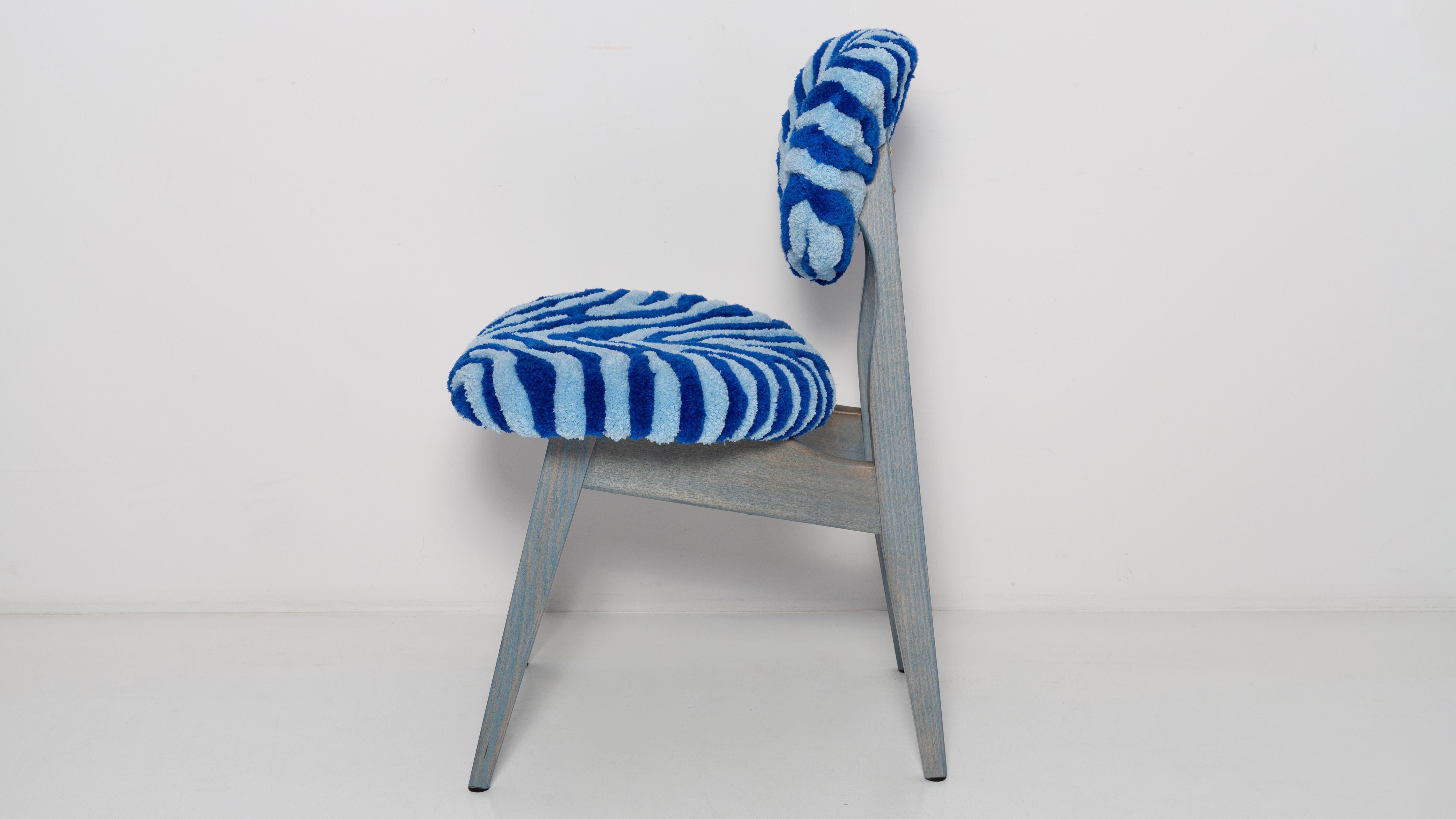 Mid-Century Modern Ensemble de quatre chaises champignons du milieu du siècle, en laine zébrée bleue touffetée, Europe, années 1960 en vente