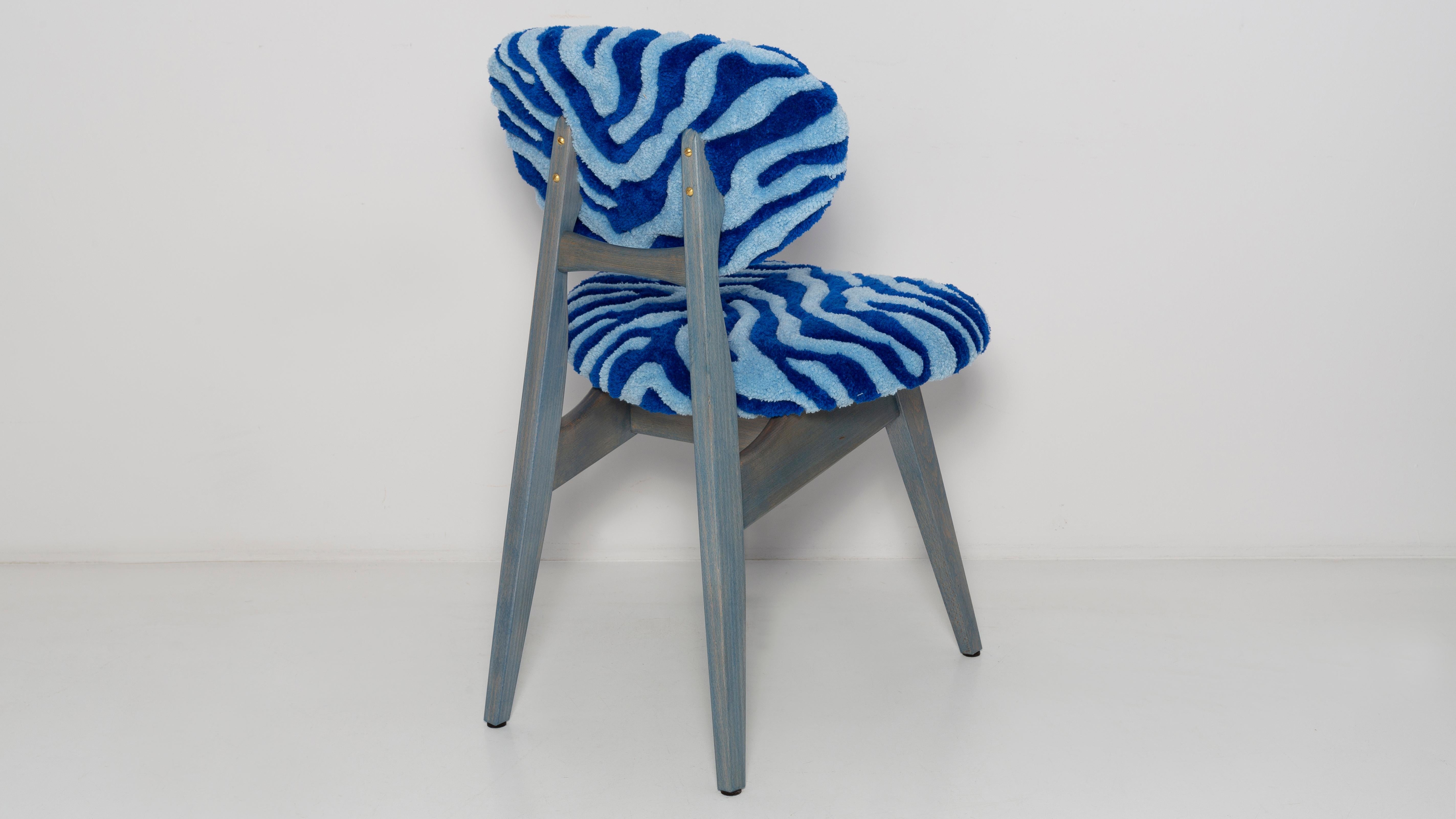 Polonais Ensemble de quatre chaises champignons du milieu du siècle, en laine zébrée bleue touffetée, Europe, années 1960 en vente