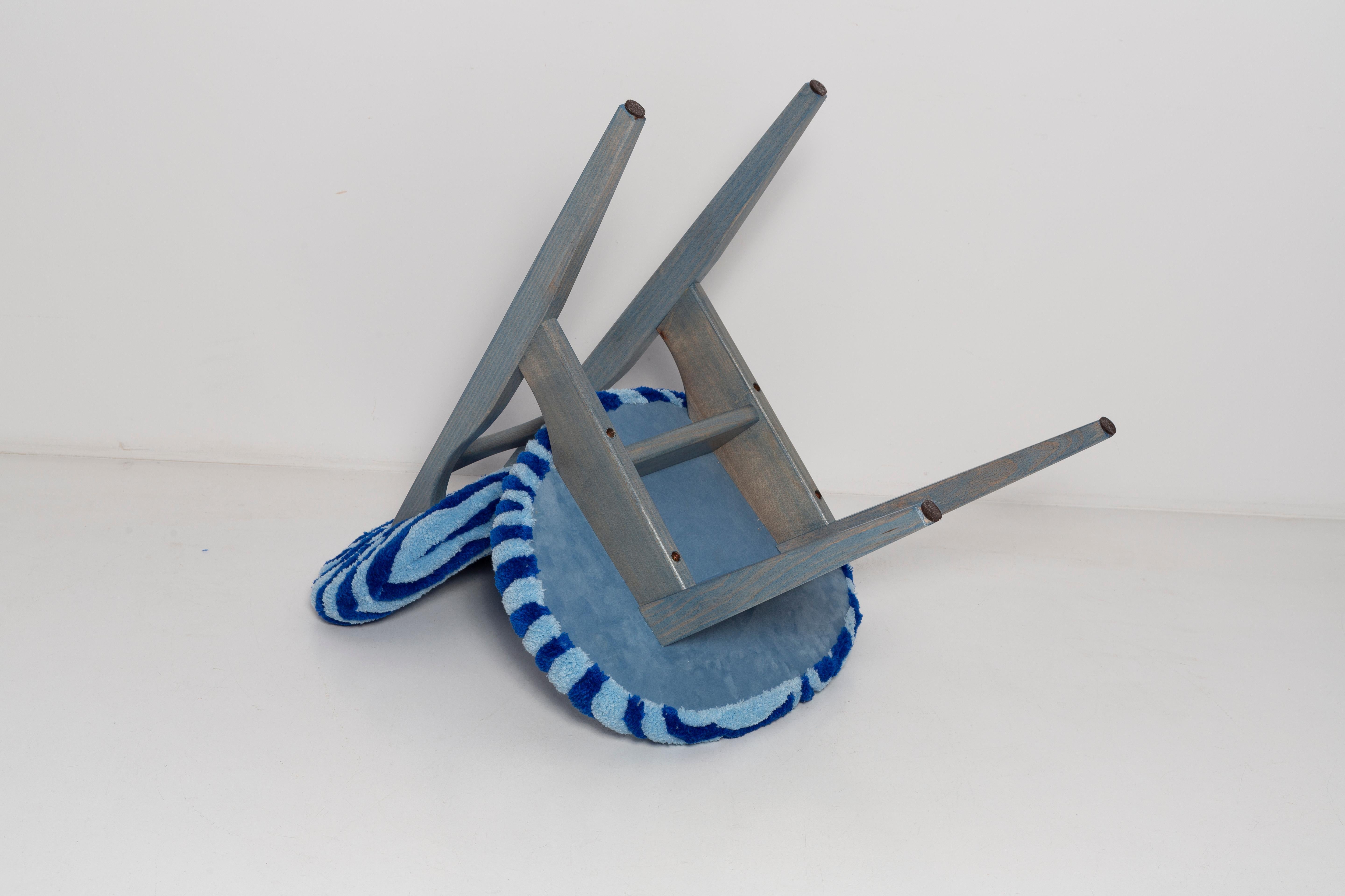 Laine Ensemble de quatre chaises champignons du milieu du siècle, en laine zébrée bleue touffetée, Europe, années 1960 en vente
