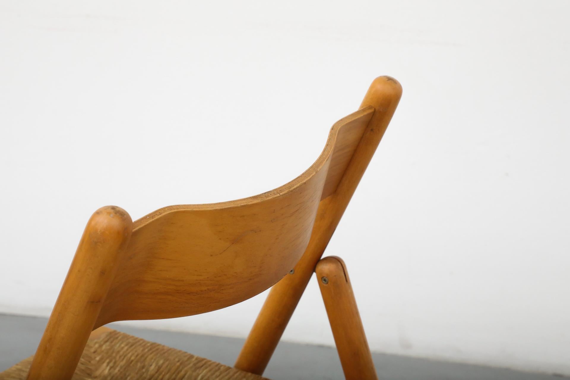 Ensemble de quatre chaises pliantes en Oak Oak du milieu du siècle avec dossiers incurvés et sièges en joncs en vente 6