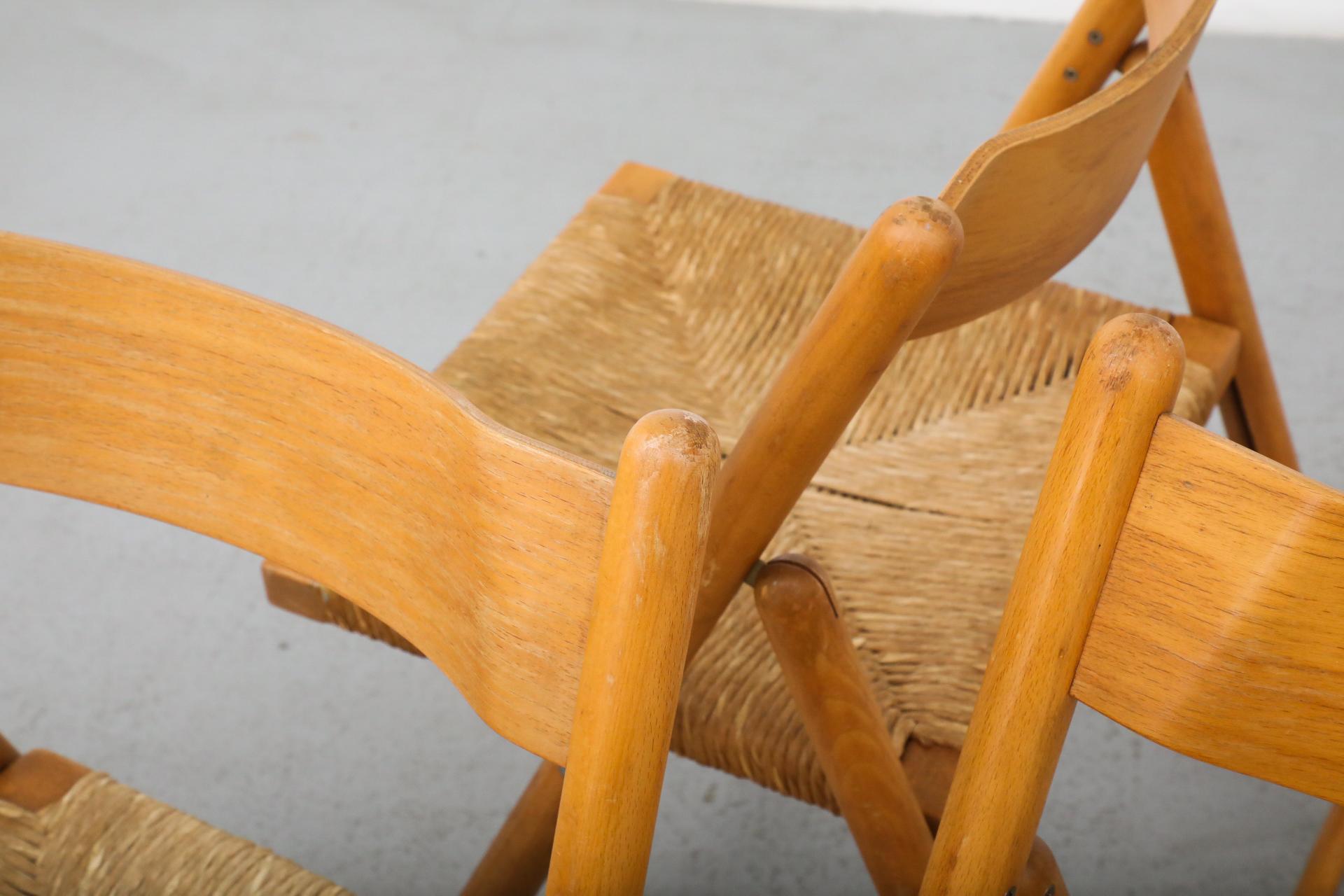 Ensemble de quatre chaises pliantes en Oak Oak du milieu du siècle avec dossiers incurvés et sièges en joncs en vente 8