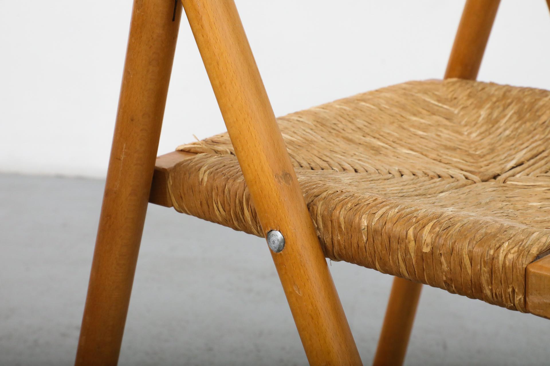 Ensemble de quatre chaises pliantes en Oak Oak du milieu du siècle avec dossiers incurvés et sièges en joncs en vente 9
