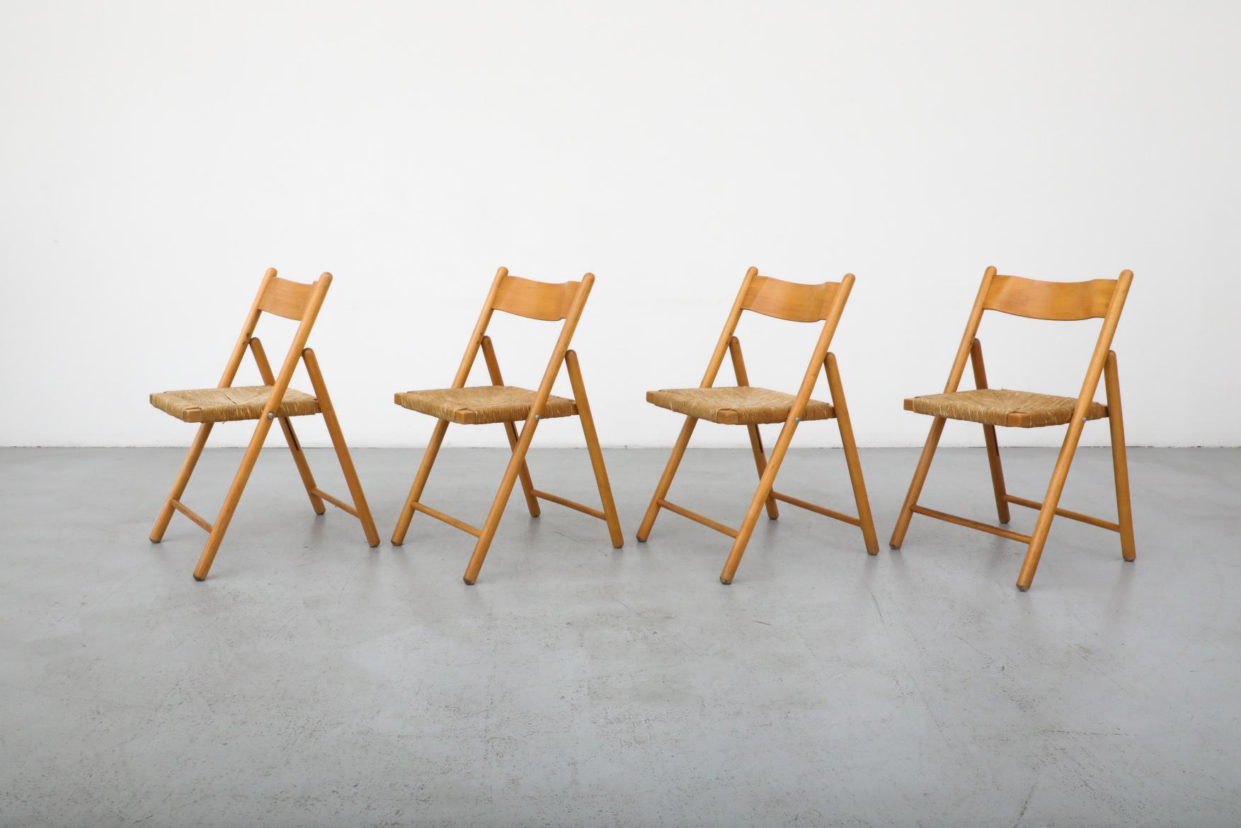 Mid-Century Modern Ensemble de quatre chaises pliantes en Oak Oak du milieu du siècle avec dossiers incurvés et sièges en joncs en vente