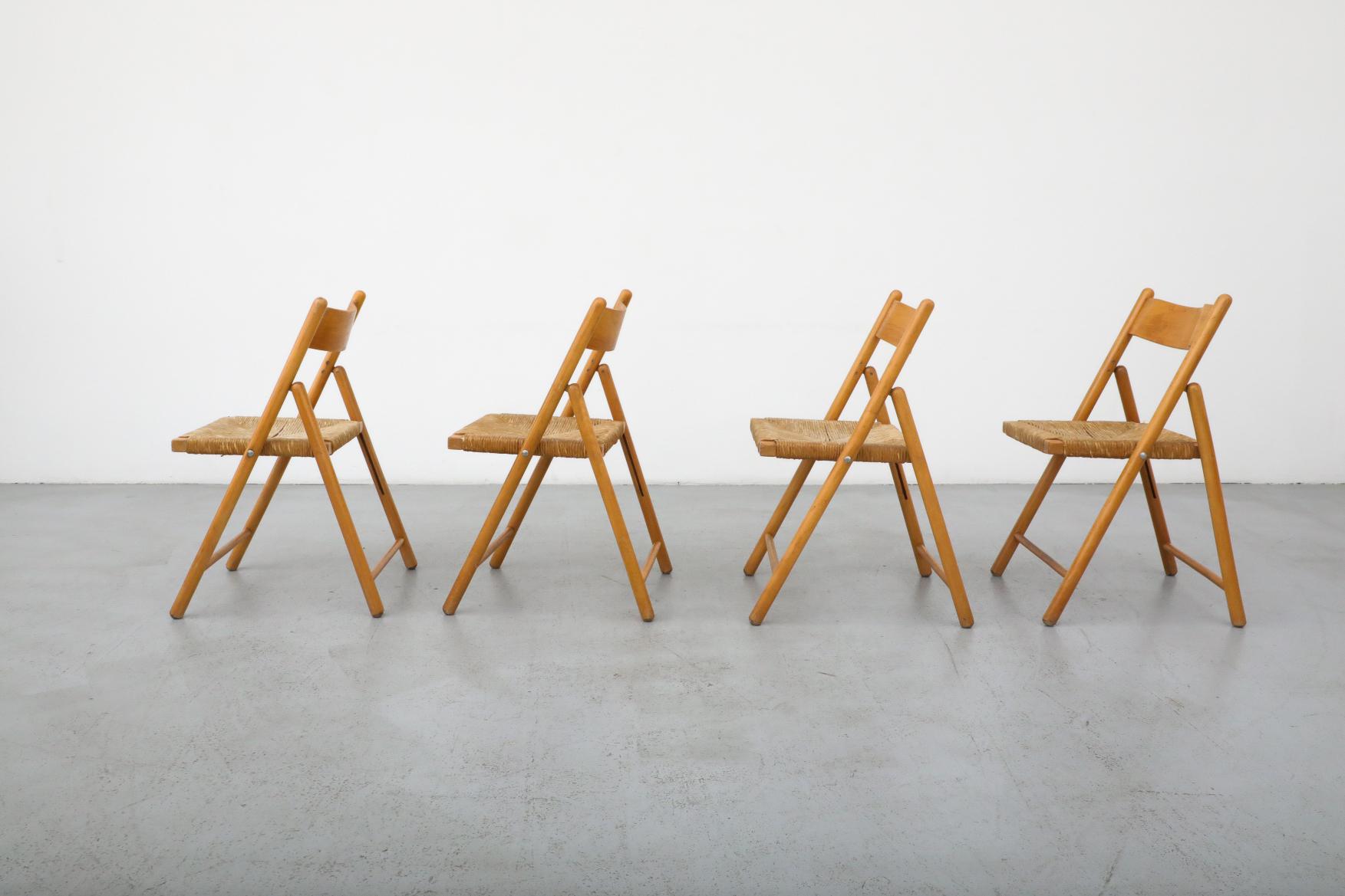 Néerlandais Ensemble de quatre chaises pliantes en Oak Oak du milieu du siècle avec dossiers incurvés et sièges en joncs en vente