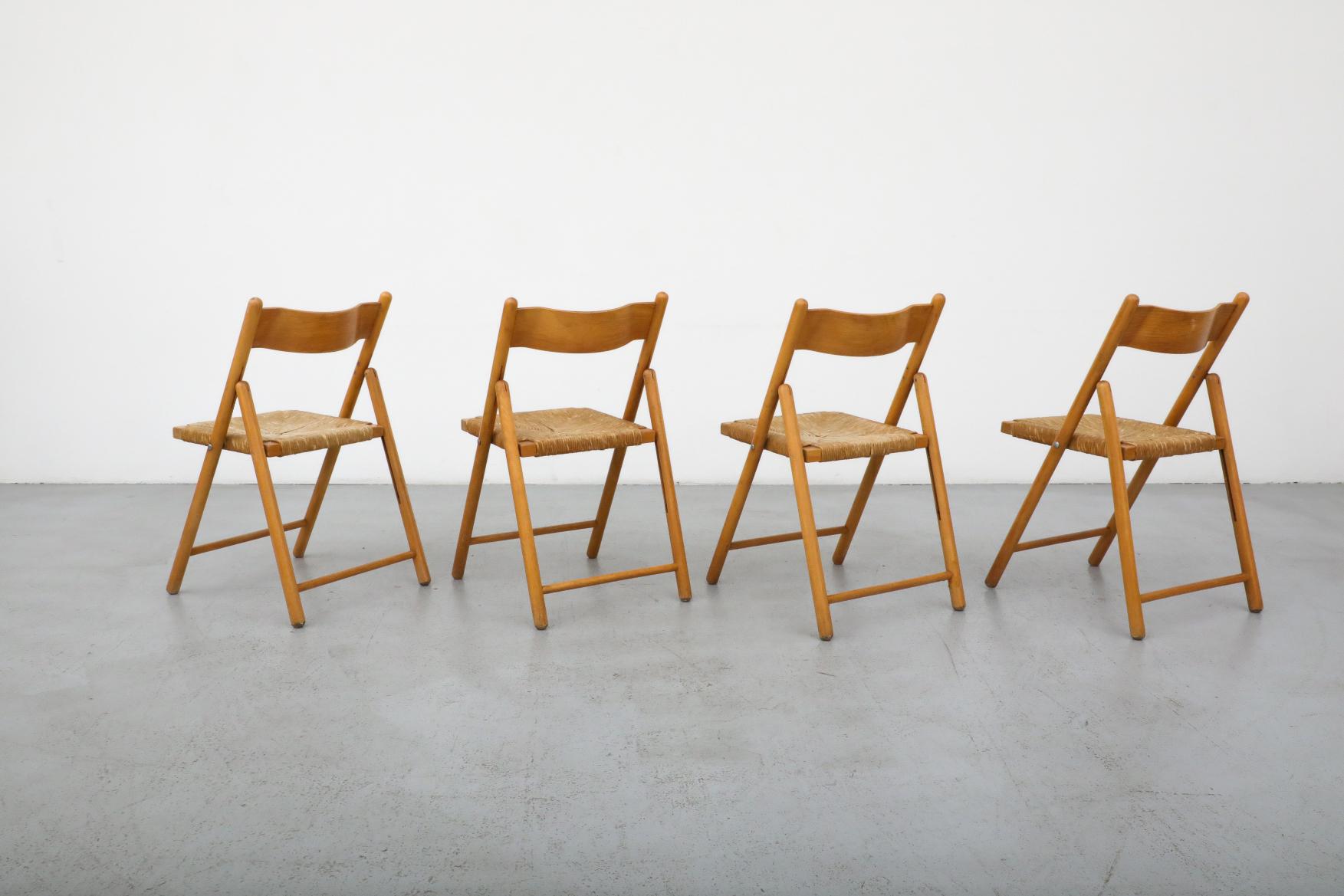 Ensemble de quatre chaises pliantes en Oak Oak du milieu du siècle avec dossiers incurvés et sièges en joncs Bon état - En vente à Los Angeles, CA