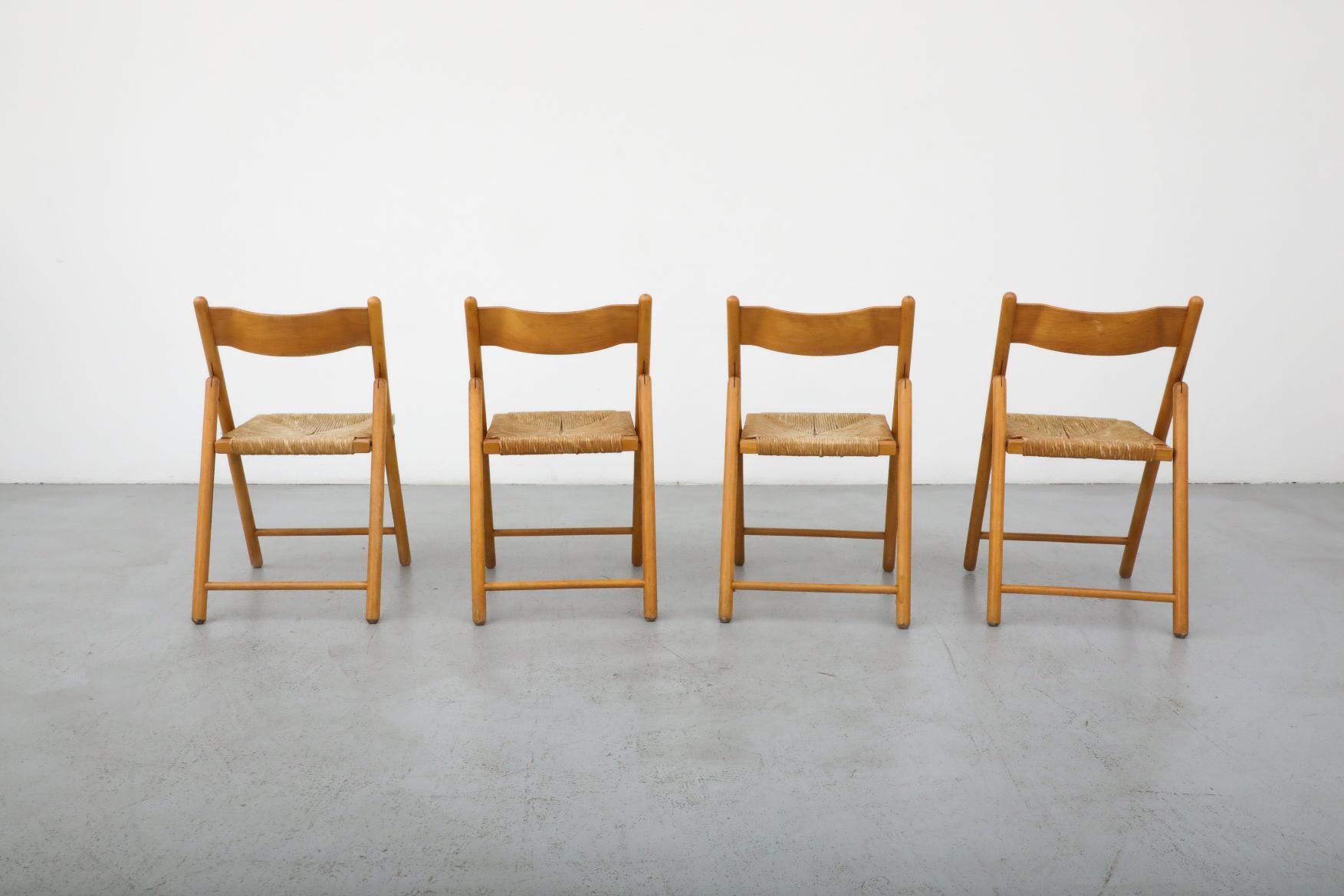 20ième siècle Ensemble de quatre chaises pliantes en Oak Oak du milieu du siècle avec dossiers incurvés et sièges en joncs en vente