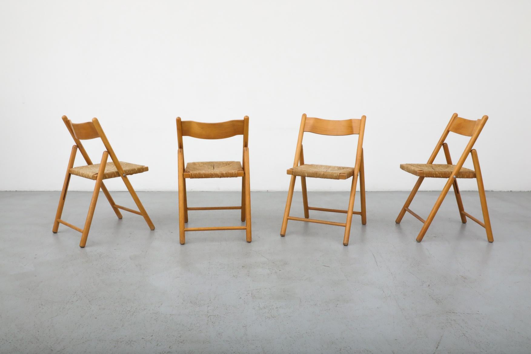Jonc Ensemble de quatre chaises pliantes en Oak Oak du milieu du siècle avec dossiers incurvés et sièges en joncs en vente