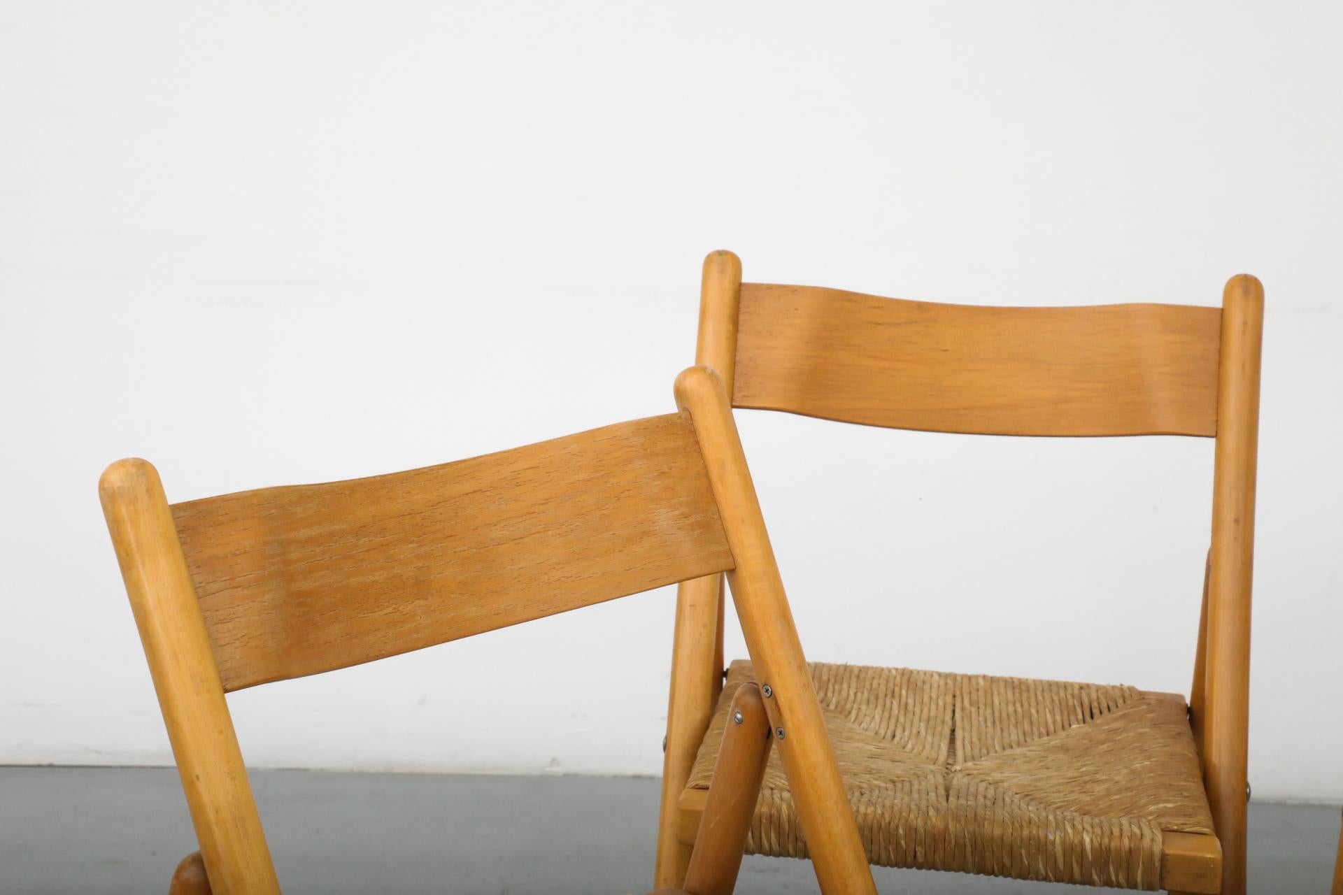 Ensemble de quatre chaises pliantes en Oak Oak du milieu du siècle avec dossiers incurvés et sièges en joncs en vente 1