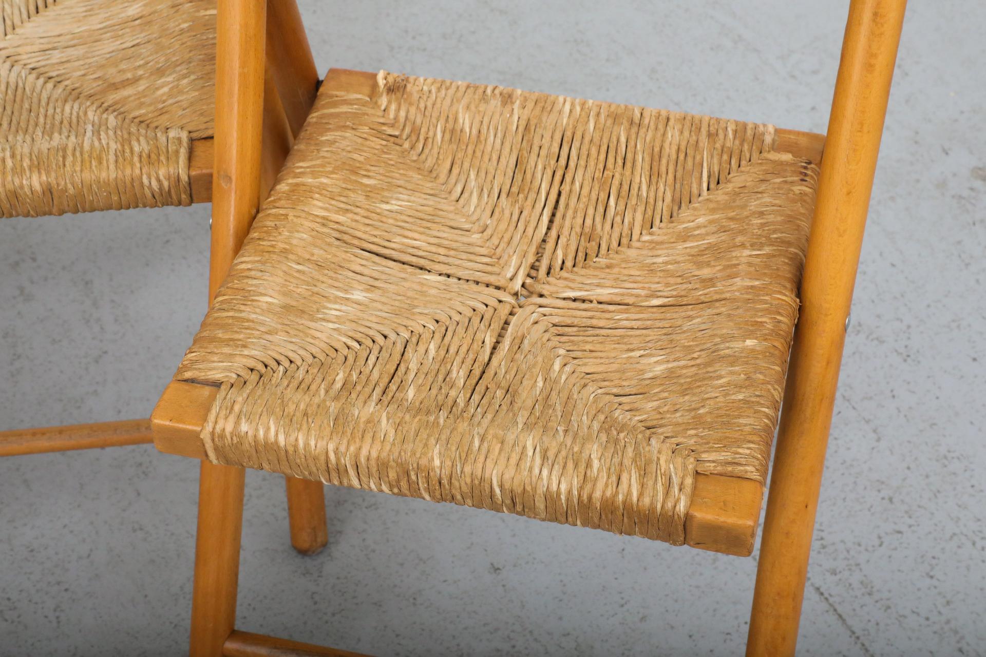 Ensemble de quatre chaises pliantes en Oak Oak du milieu du siècle avec dossiers incurvés et sièges en joncs en vente 2