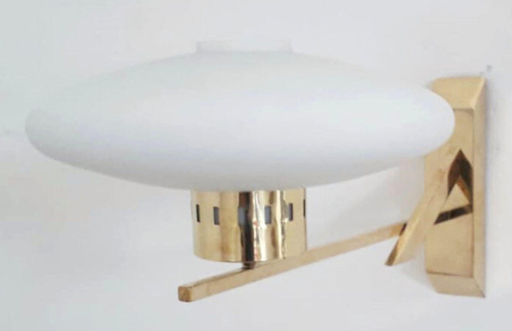 Italiano Set di quattro lampade a disco opaline di metà secolo con struttura in ottone. Italia, anni '60 in vendita