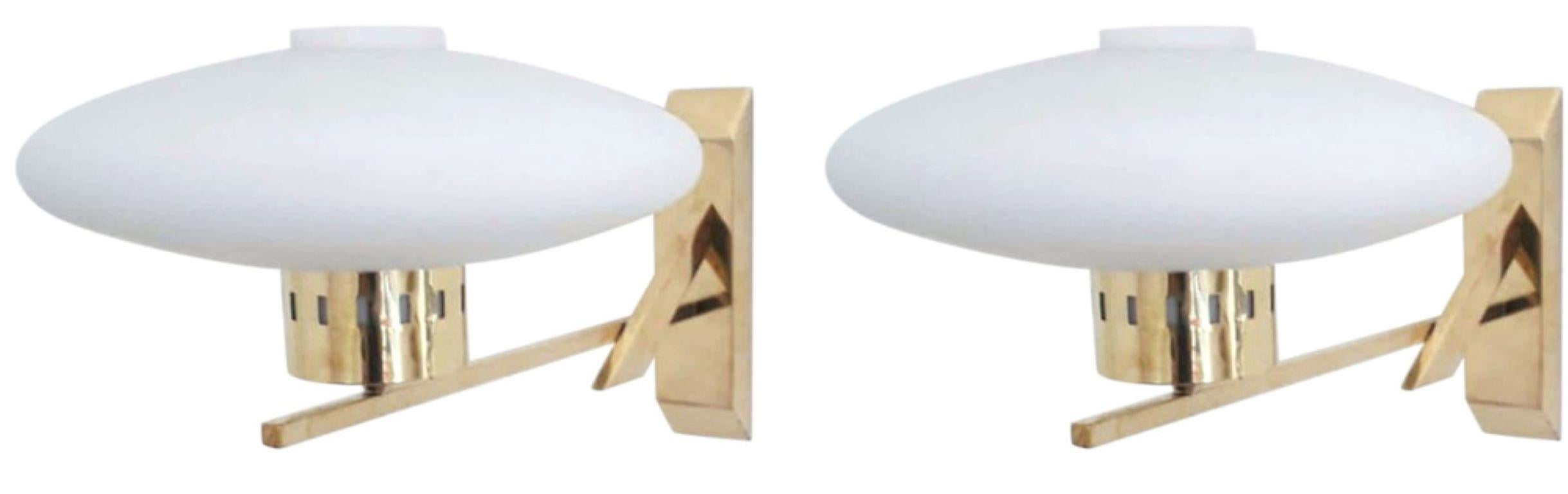 Set di quattro applique d'epoca con paralumi in vetro opalino a disco montati su telai in ottone, nello stile di Stilnovo / Made in Italy, circa 1960.
Misure: altezza 7 pollici, larghezza 9 pollici, profondità 14,5 pollici
