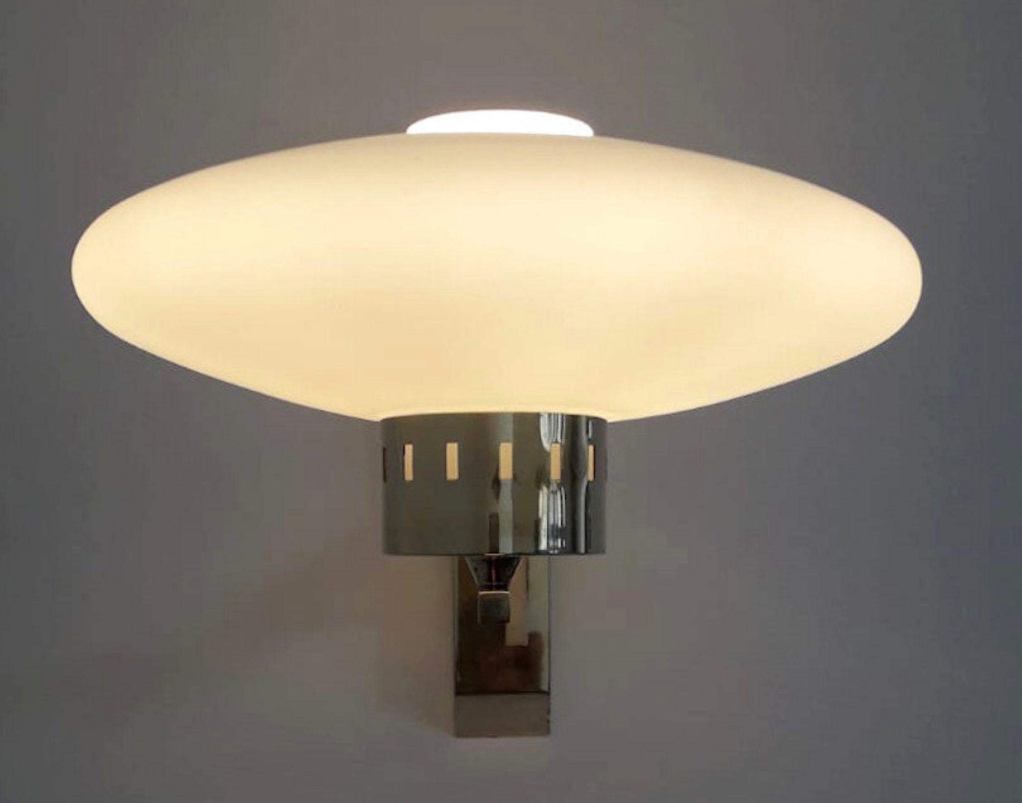 Set di quattro lampade a disco opaline di metà secolo con struttura in ottone. Italia, anni '60 In condizioni buone in vendita a Los Angeles, CA