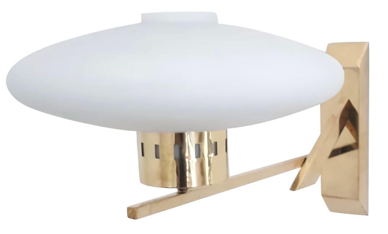 Metà XX secolo Set di quattro lampade a disco opaline di metà secolo con struttura in ottone. Italia, anni '60 in vendita