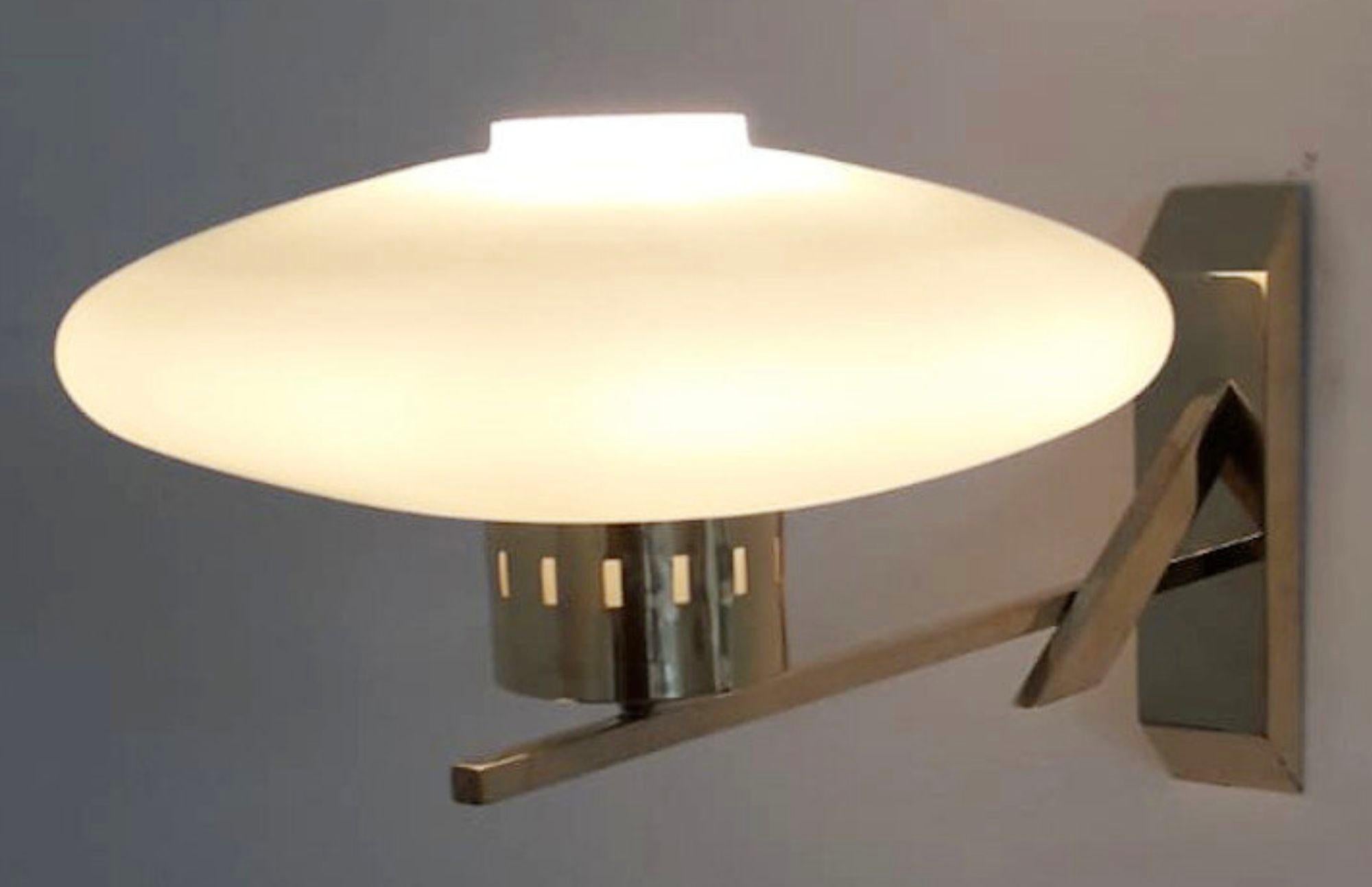 Vetro Set di quattro lampade a disco opaline di metà secolo con struttura in ottone. Italia, anni '60 in vendita