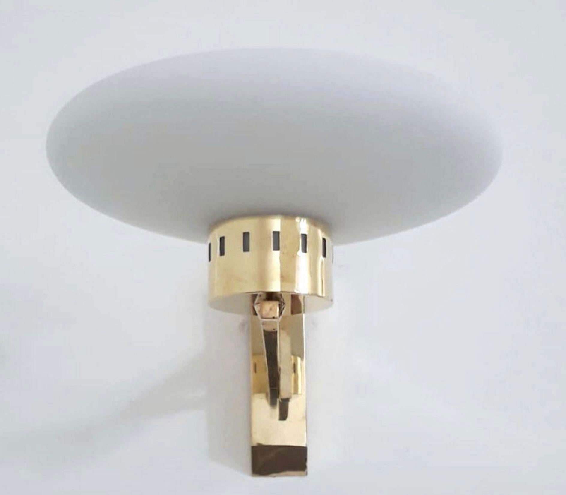 Set di quattro lampade a disco opaline di metà secolo con struttura in ottone. Italia, anni '60 in vendita 1